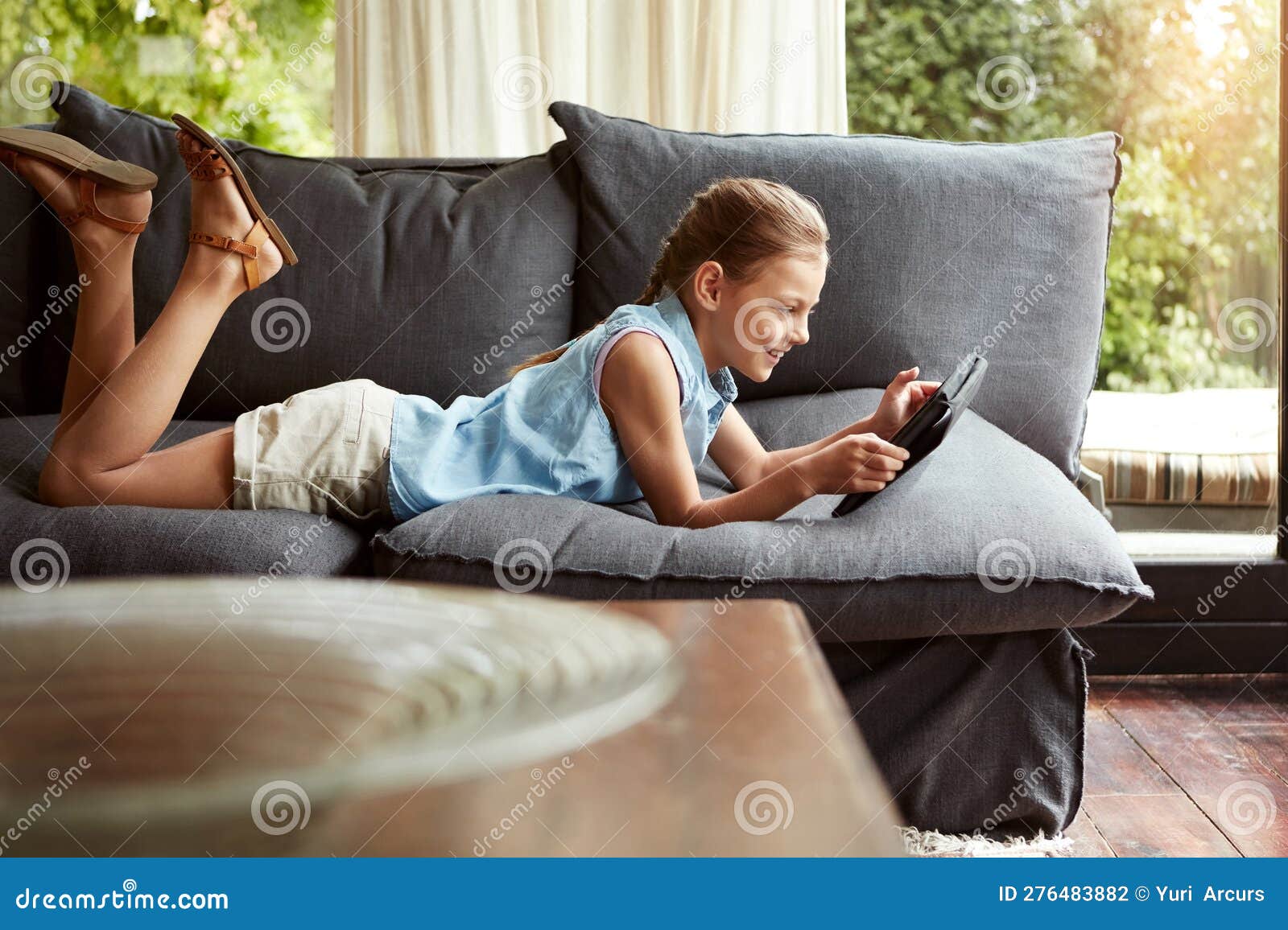 Son Gadget Favori. Une Petite Fille Utilisant Une Tablette Numérique à La  Maison. Photo stock - Image du brune, domestique: 276483882