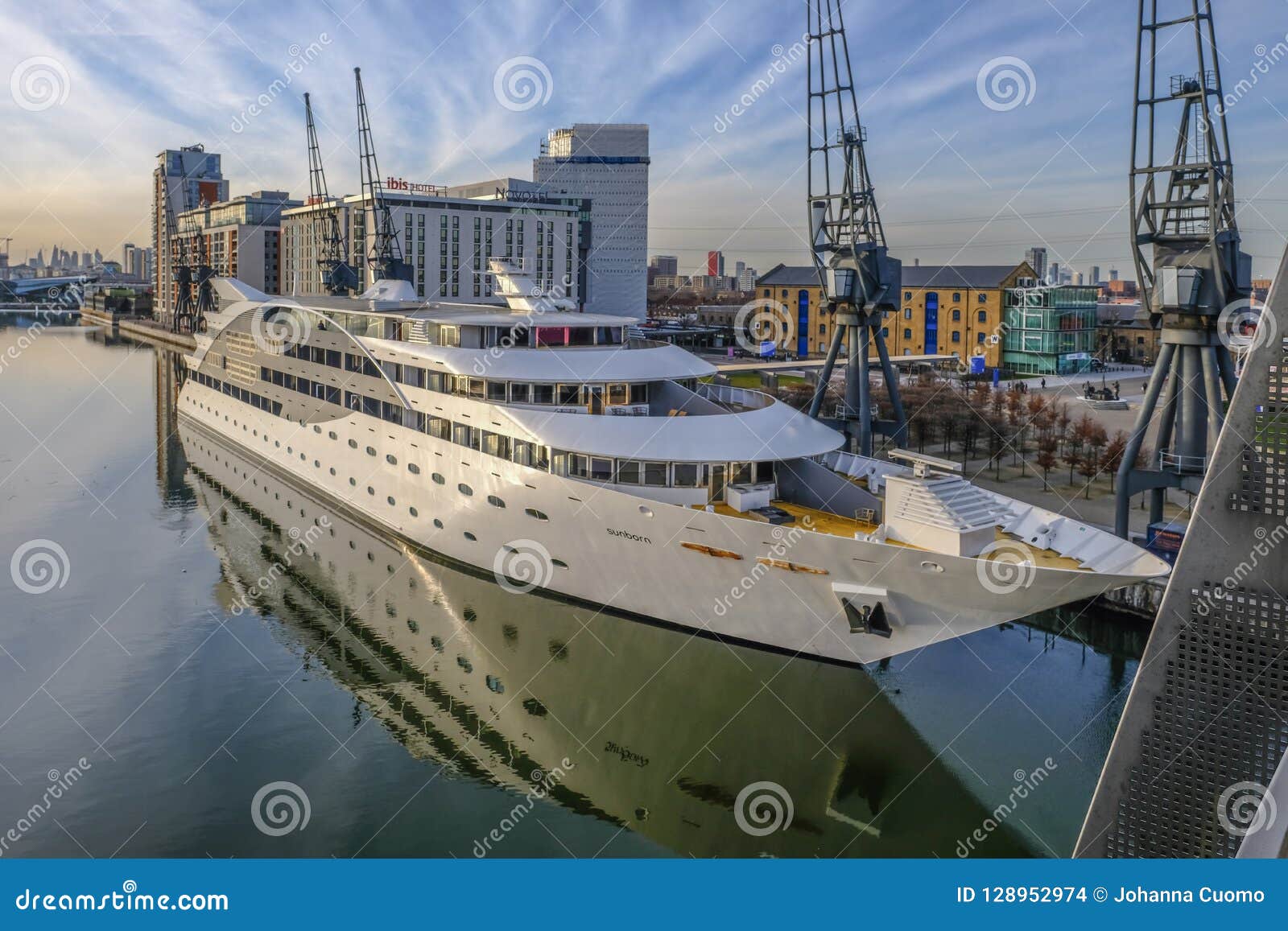 sunborn yacht royal victoria dock