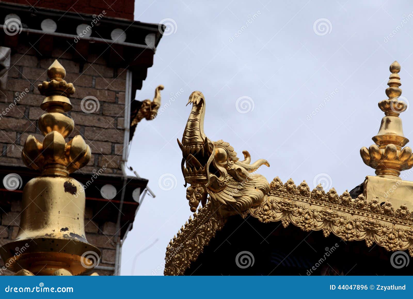 songzanlin buddha temple golden decoration