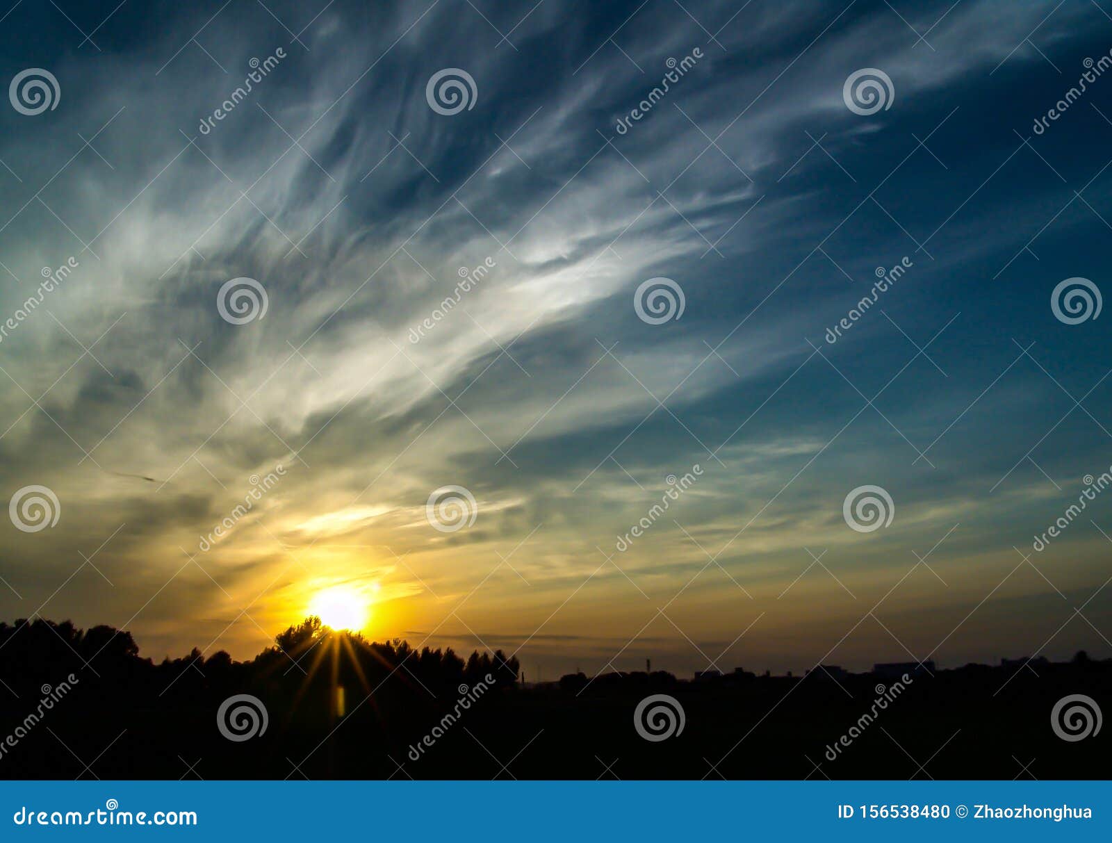 Sonnenaufgang Und Sonnenuntergang, Schöne Wolken Stockfoto Bild von