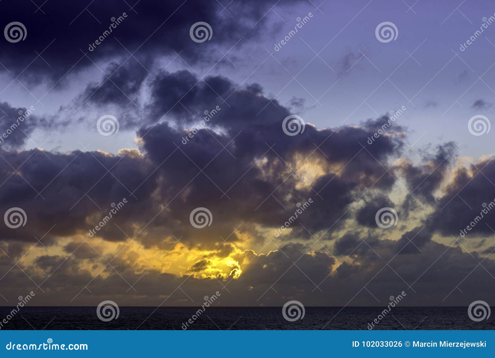 Sonnenaufgang über dem Ozean vor Sturm/Lanzarote/Kanarischen Inseln