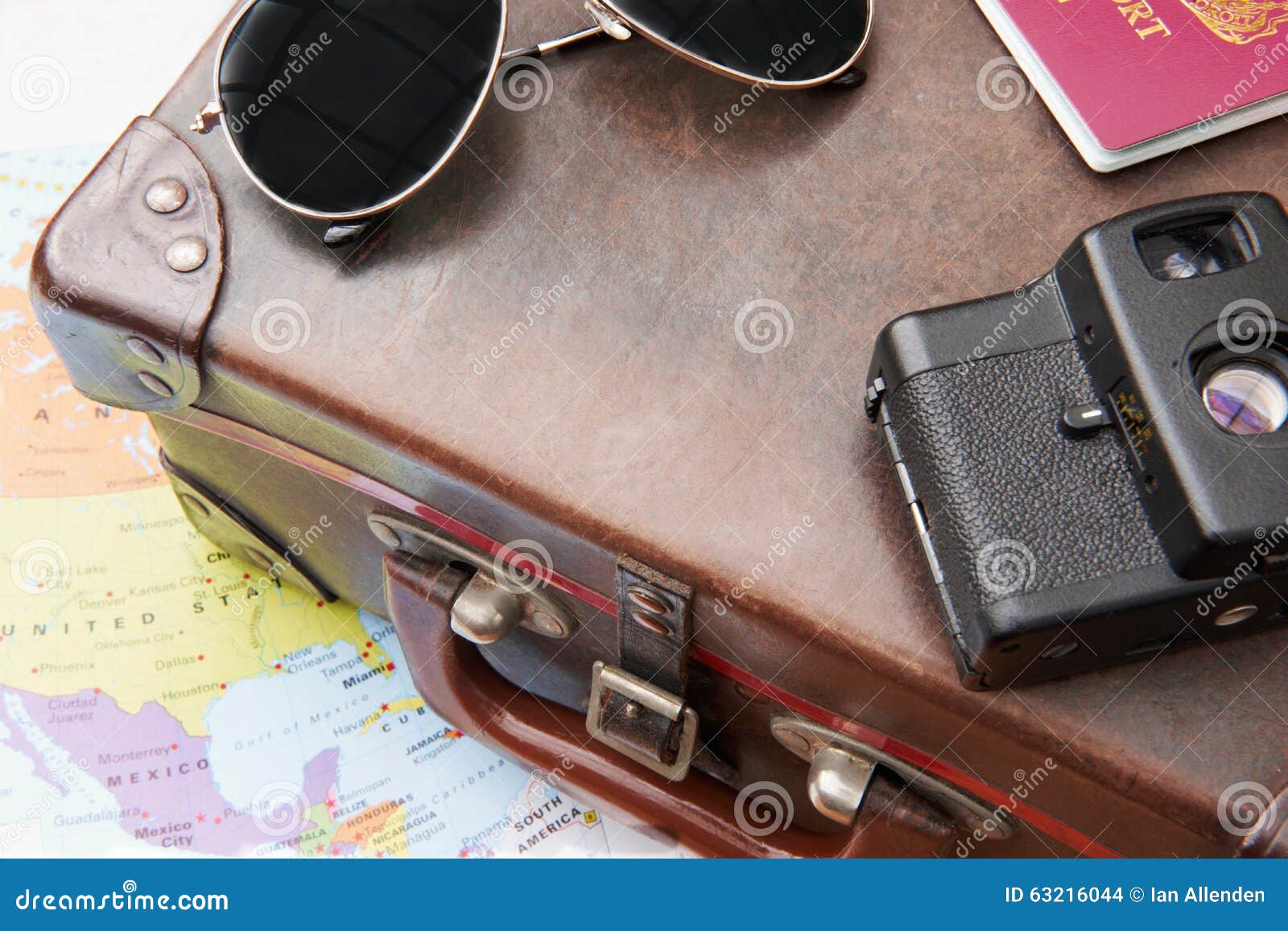 sonnenbrille karte und kamera auf altem koffer und karte von amerika stockfoto bild von ferien gruppe 63216044