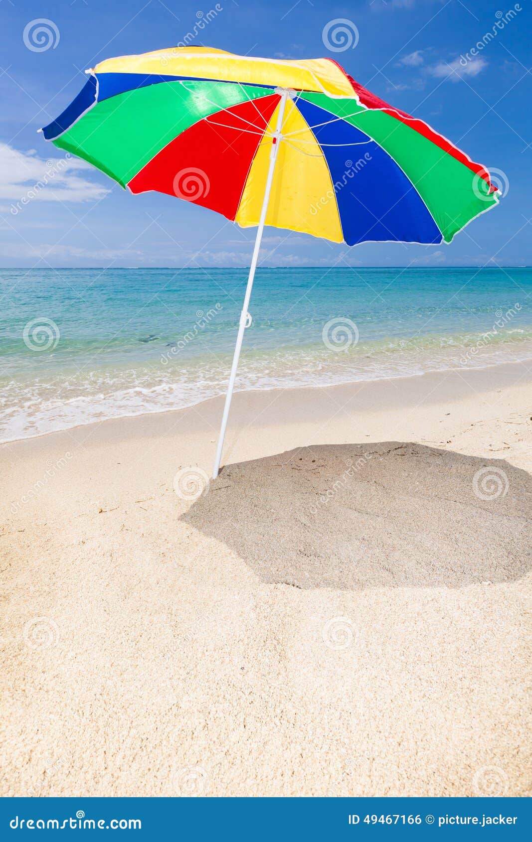 Sonnenschutz am Strand stockfoto. Bild von paradies, blau - 49467166