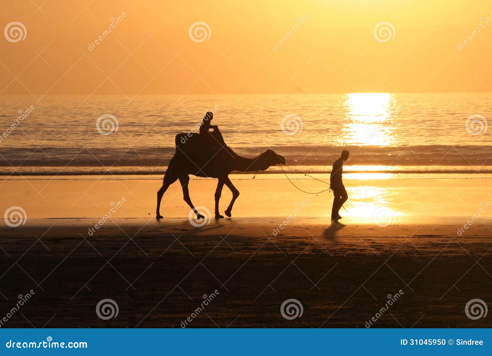 Sonnenuntergang auf Strand in Marocco.