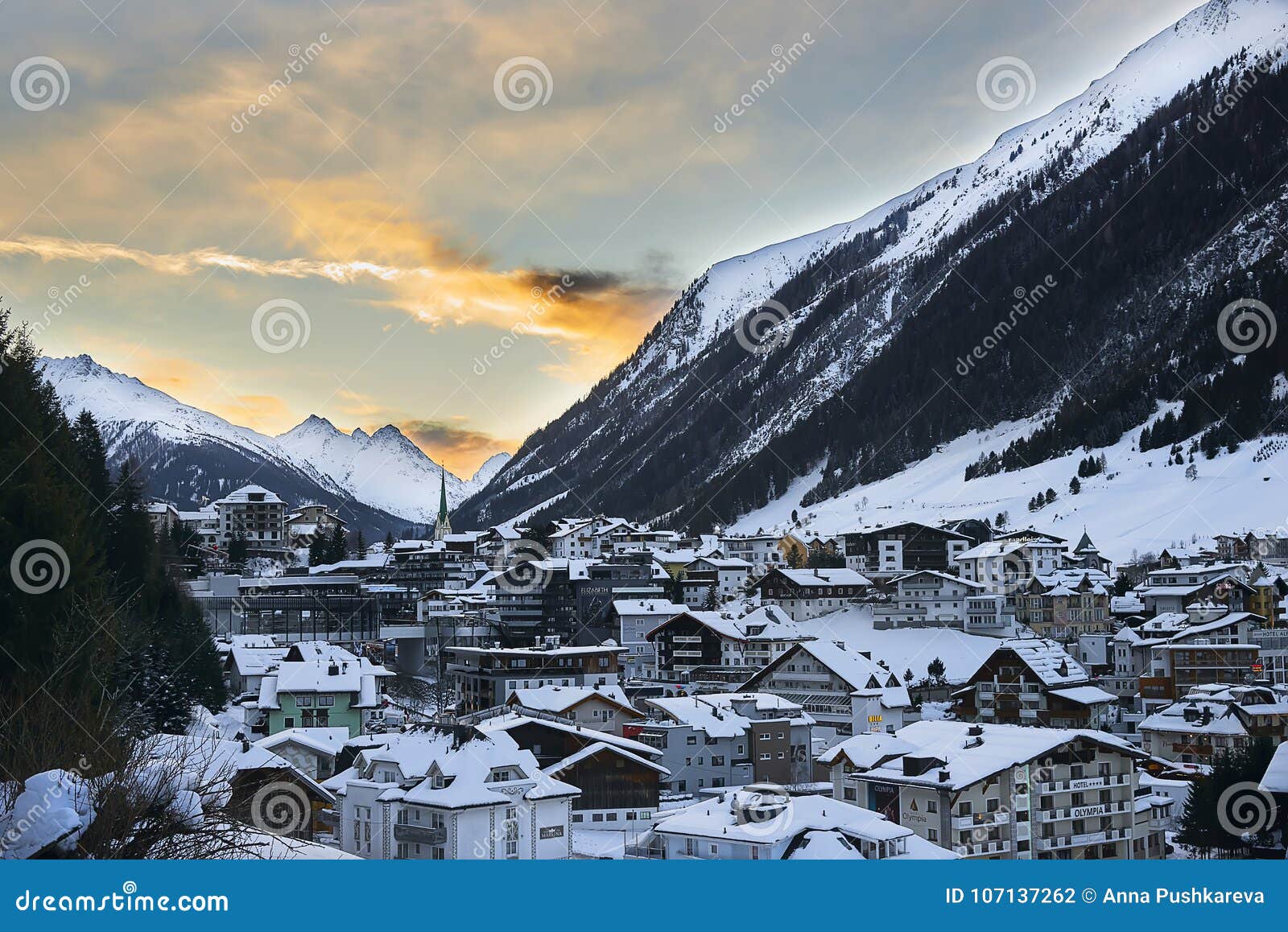 Sonnenuntergang In Den Bergen Winterabend Im Skiort Ischgl In Tirol Alpen Redaktionelles Stockfotografie Bild Von Bergen Skiort
