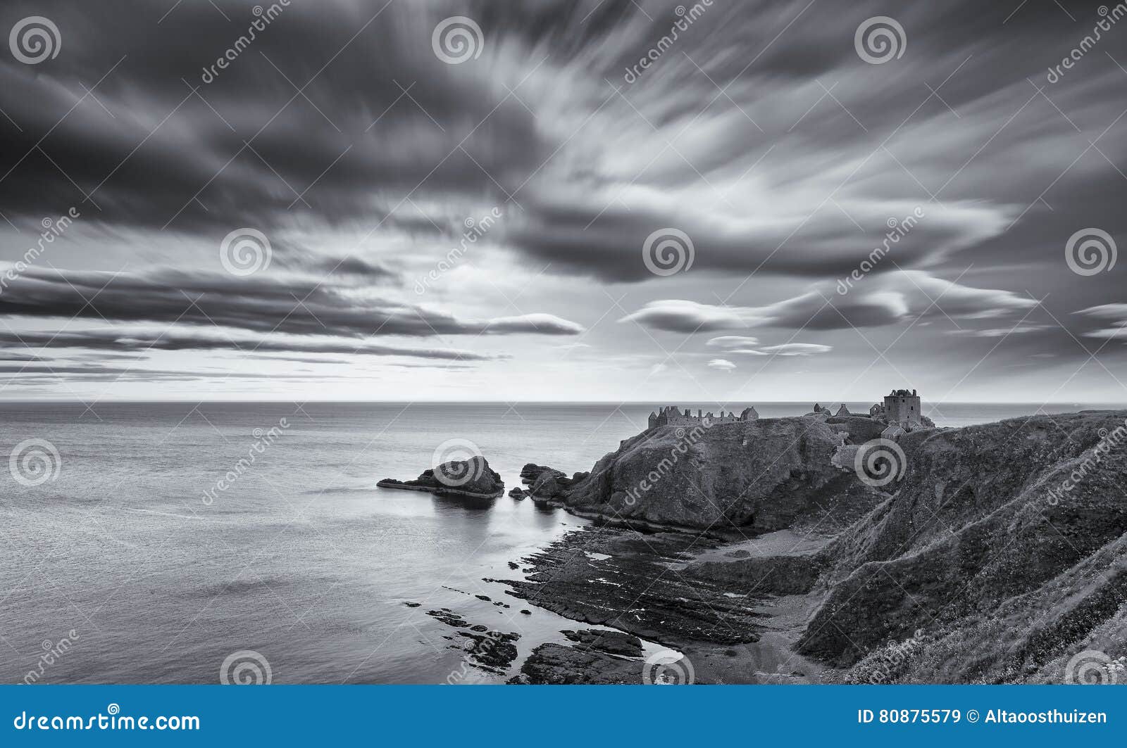 Sonnenuntergang an Dunnottar-Schloss auf der schottischen Küstenwolke im Schwarzen. Sonnenuntergang an Dunnottar-Schloss auf der schottischen Küste mit beweglicher Wolke in Schwarzweiss