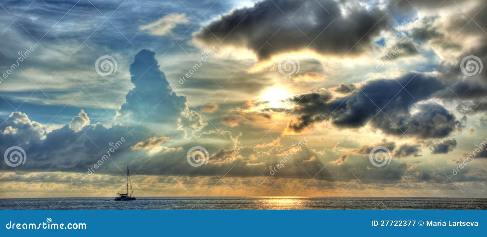 Sonnenuntergang mit Yacht. Blaues und gelbes Sonnenuntergangpanorama über Ozean mit Yacht silhouete
