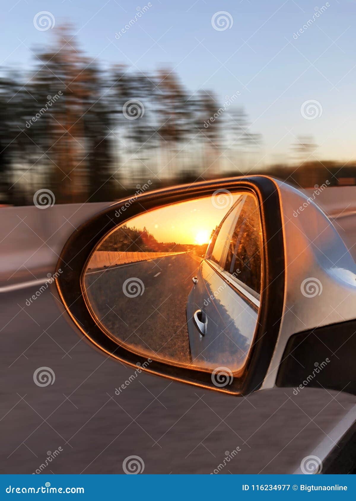 Sonnenunterganglicht in Einem Autospiegel Der Hinteren Ansicht Auto Auf  Einer Weise Zum Meer Sonnenuntergangszenenreflexion Im Sp Stockbild - Bild  von seitlich, bewegung: 116234977