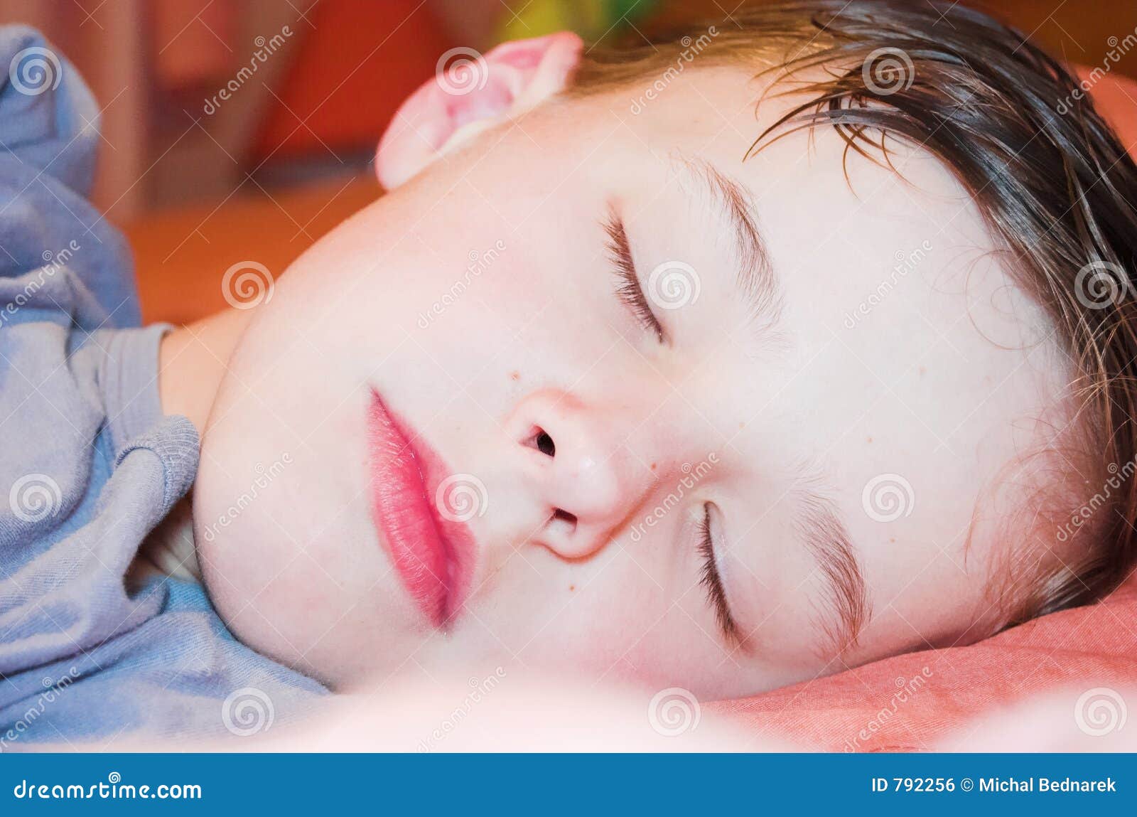 Сильно потеет голова во сне у ребенка. Мокрые сны у мальчиков. Ребёнок сильно потеет во сне.