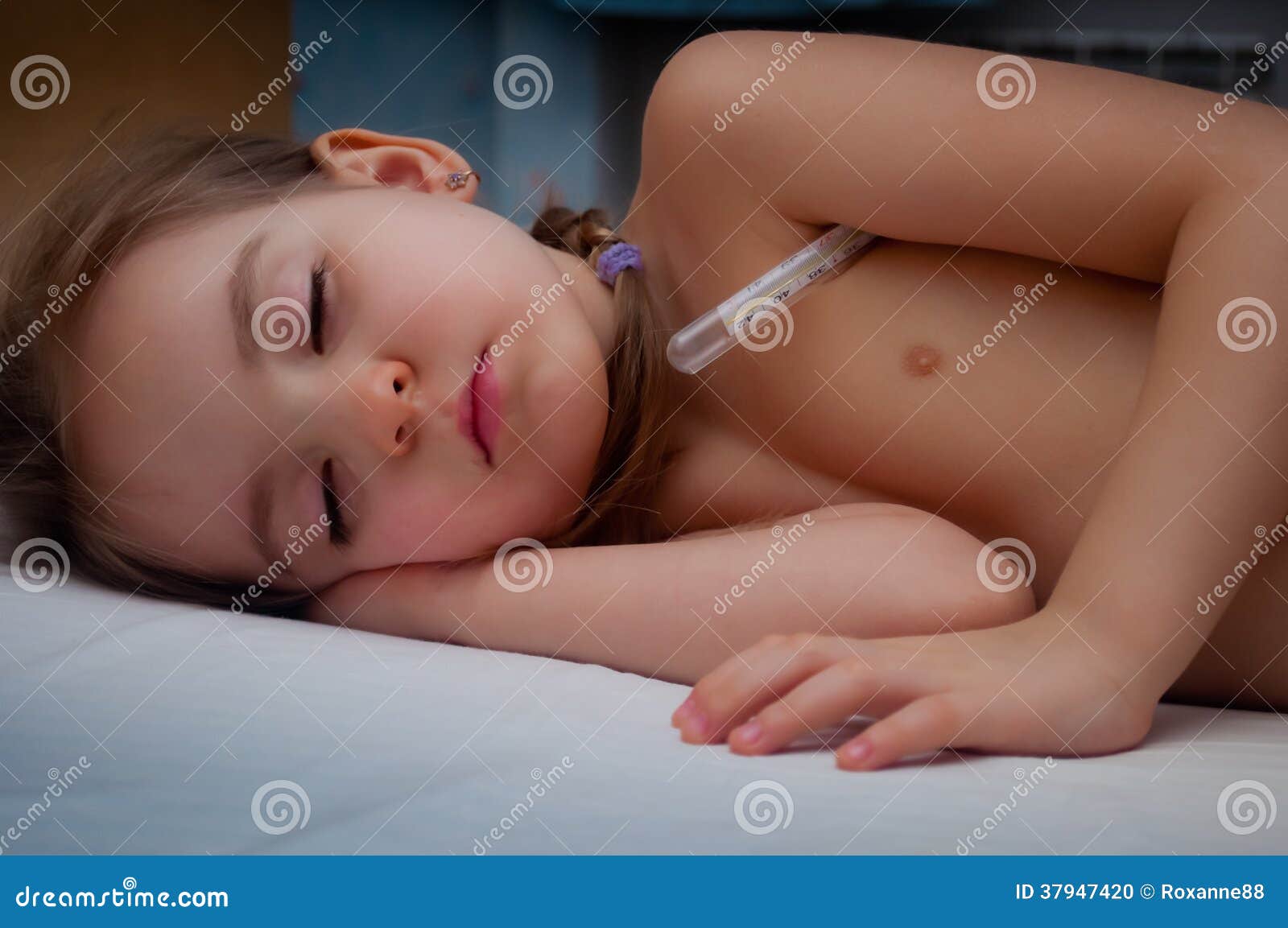 Дочка спал трусы. Ребенок целочка. Детишки спят в трусиках.