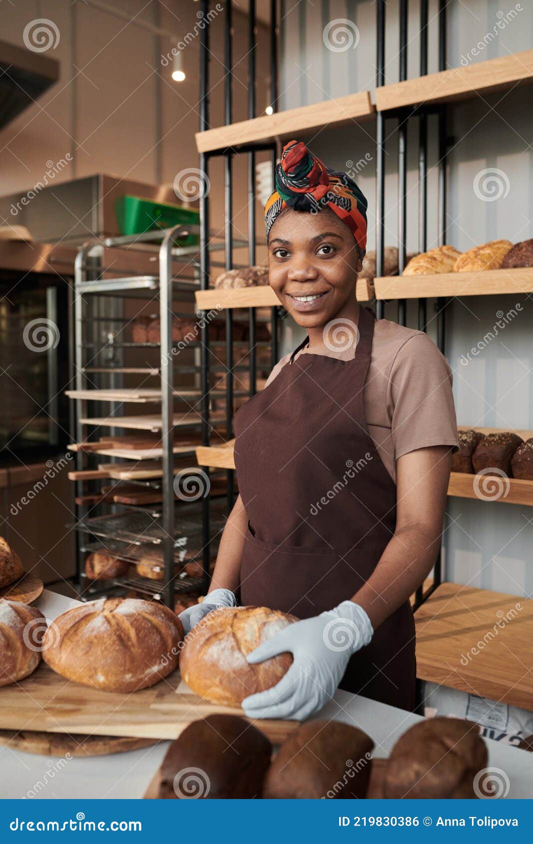 Sonriente Dueño De En La Panadería Foto de archivo - Imagen lifestyles, funcionamiento: 219830386