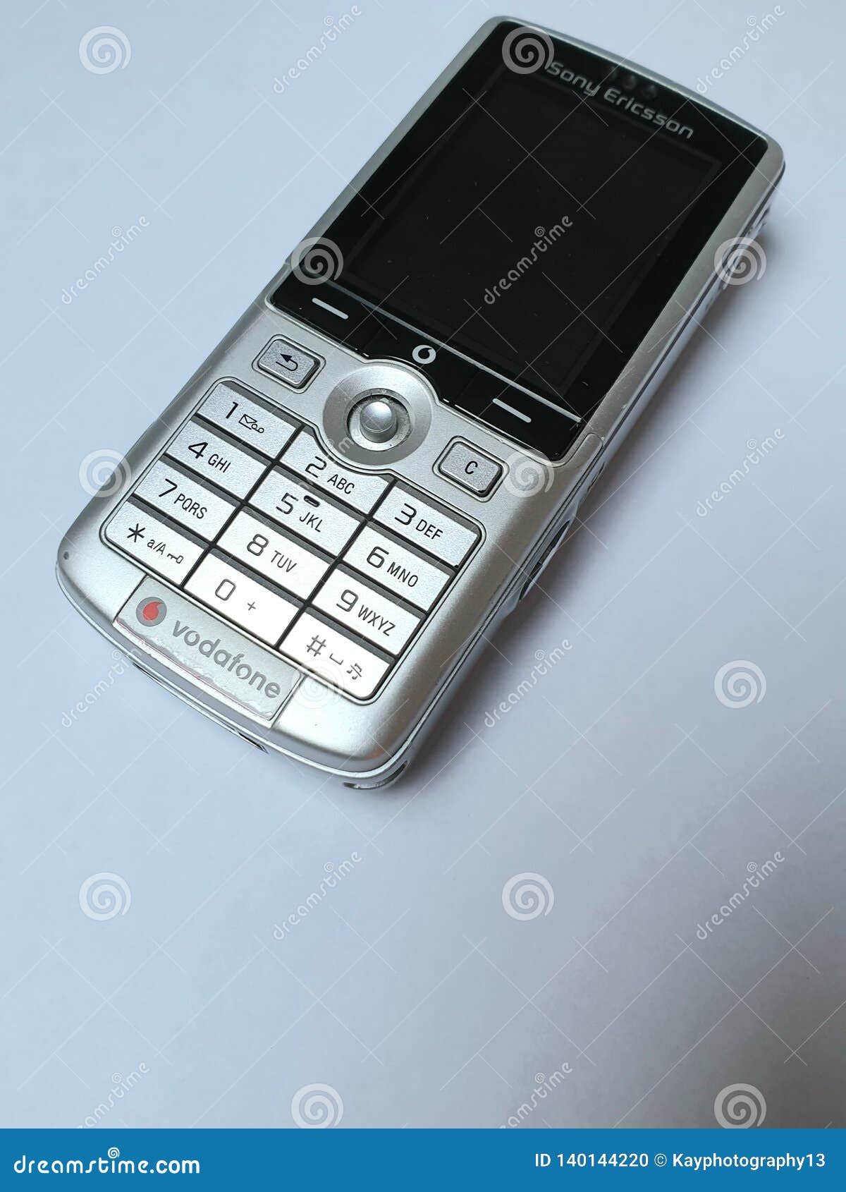 Sony Ericsson K750i на белой предпосылке Редакционное Изображение -  изображение насчитывающей текст, телефон: 140144220