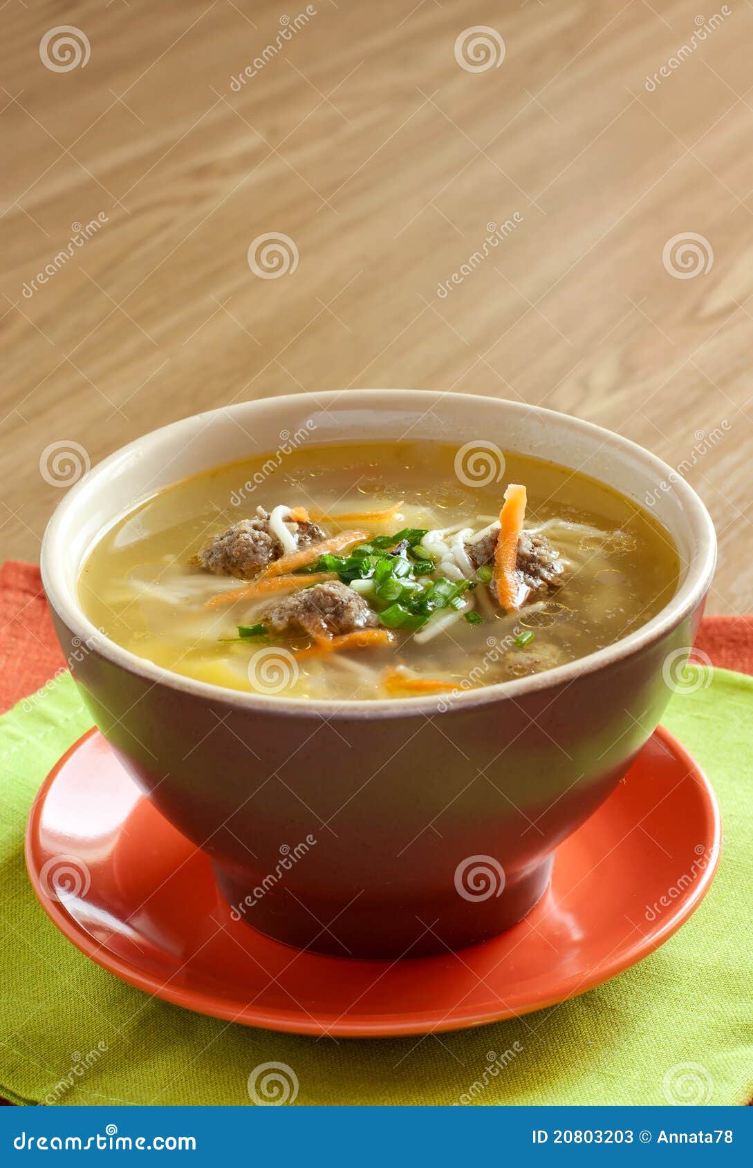 Sopa con los tallarines y las albóndigas en crisol de arcilla