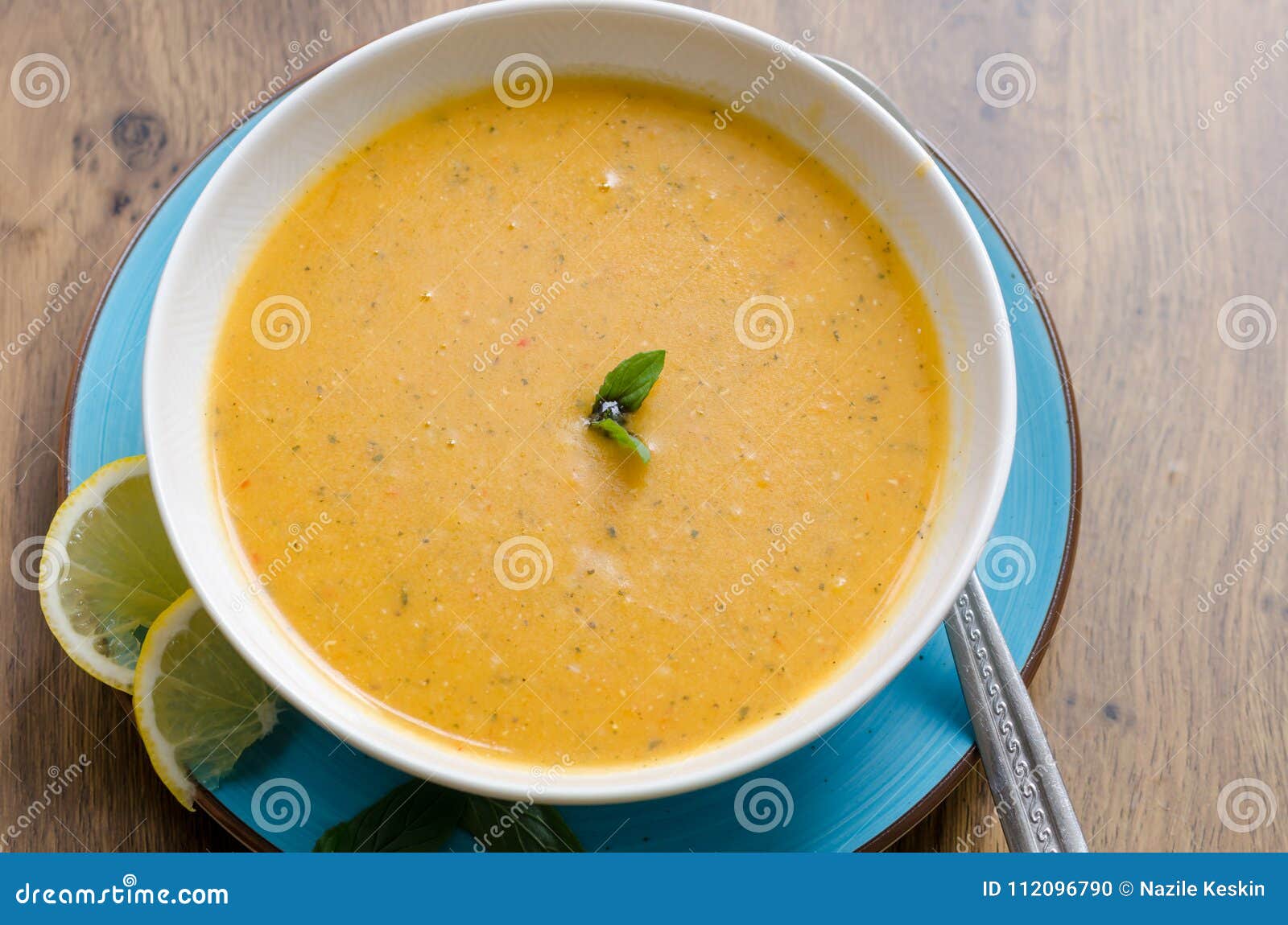 Sopa de lenteja en la placa blanca en la tabla Sopa tradicional hecha con la patata, aceite, cebolla, pasta de tomate, especias Visión superior