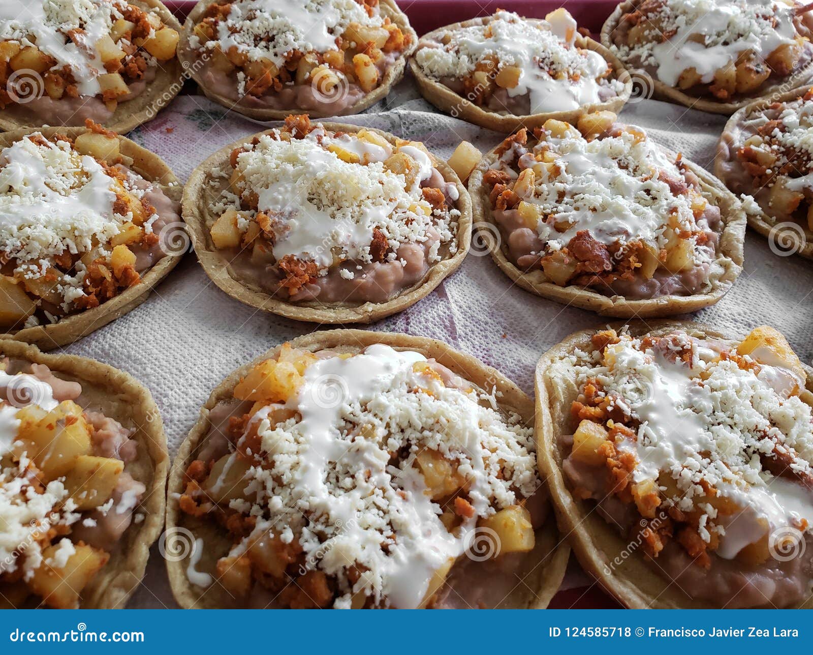 Sopes av potatisar med chorizoen, kräm och ost, traditionell mexikansk mat. Mexikansk kokkonst, traditionell mexikansk mat