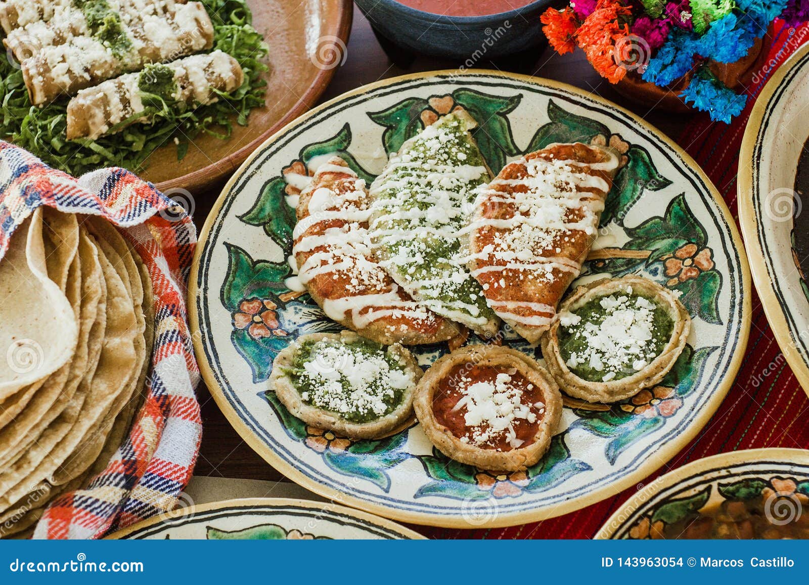 Sopes, Tacos Dorados Und Flautas De Pollo, Nahrung, W?rzige so?e in Mexiko Stockfoto - Bild von mais, handgemacht: 143963054