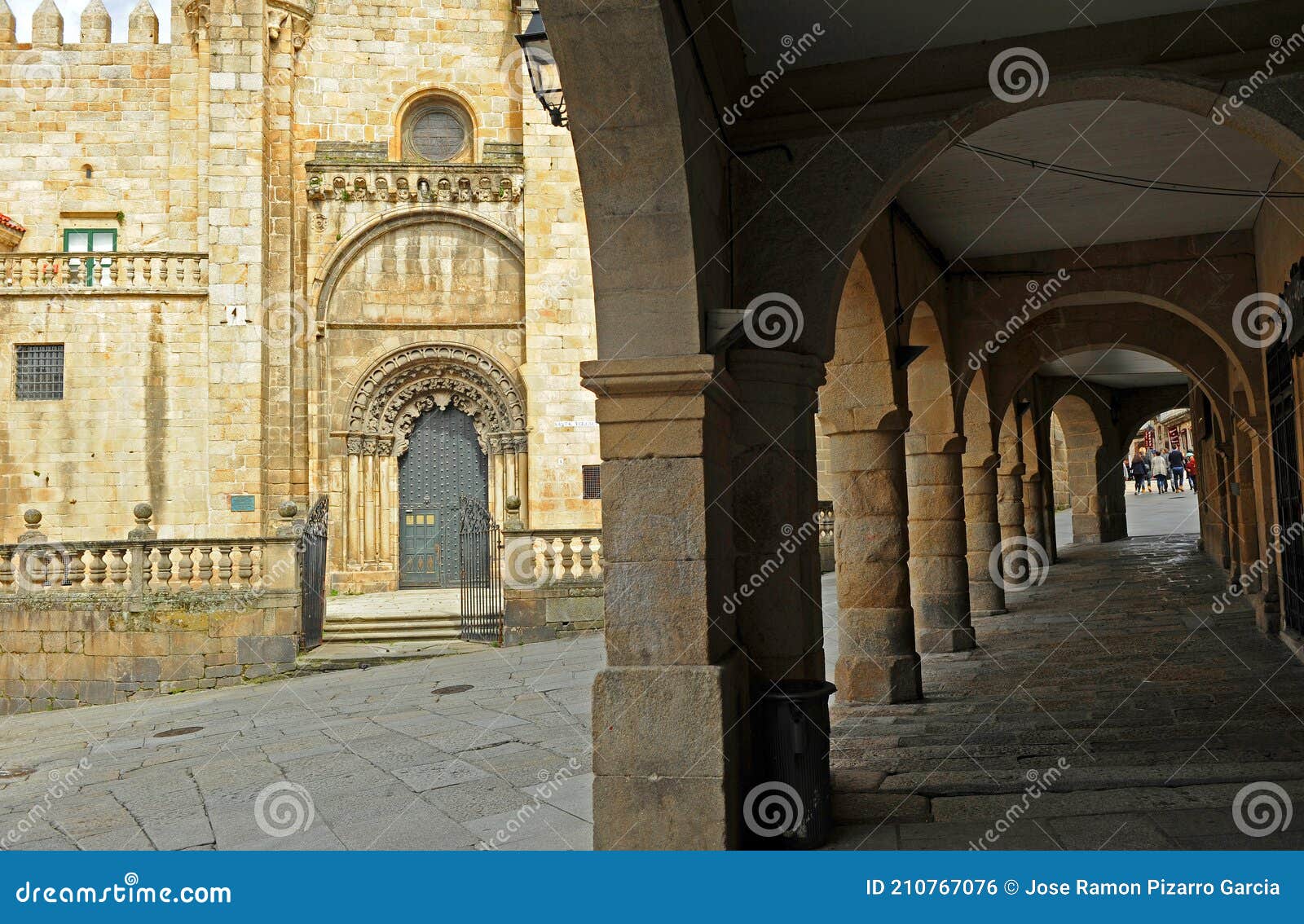 soportales de la plaza do trigo y catedral de san martin en la ciudad de ourense orense, galicia, espaÃÂ±a