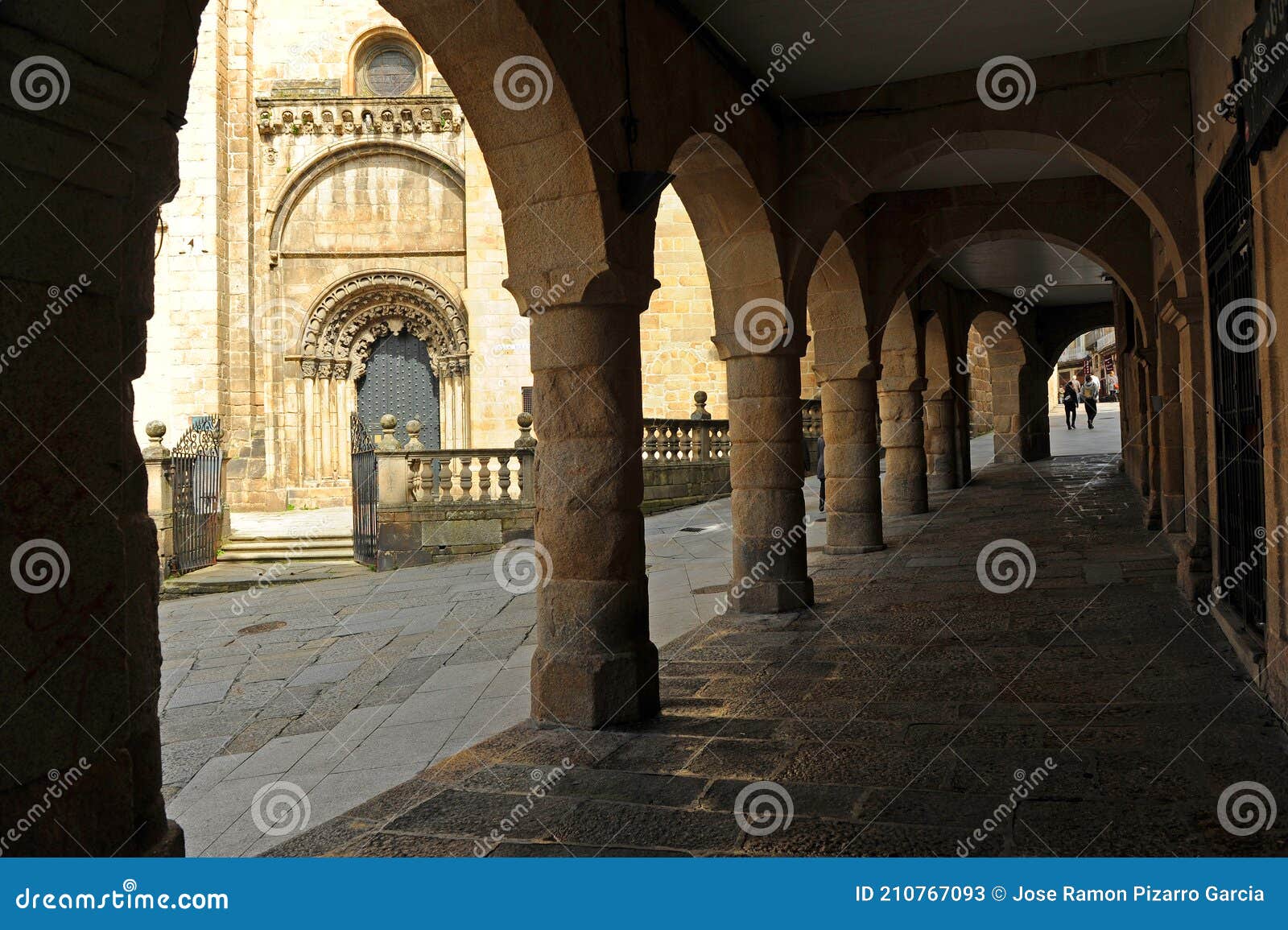 soportales de la plaza do trigo y catedral de san martin en la ciudad de ourense orense, galicia, espaÃÂ±a