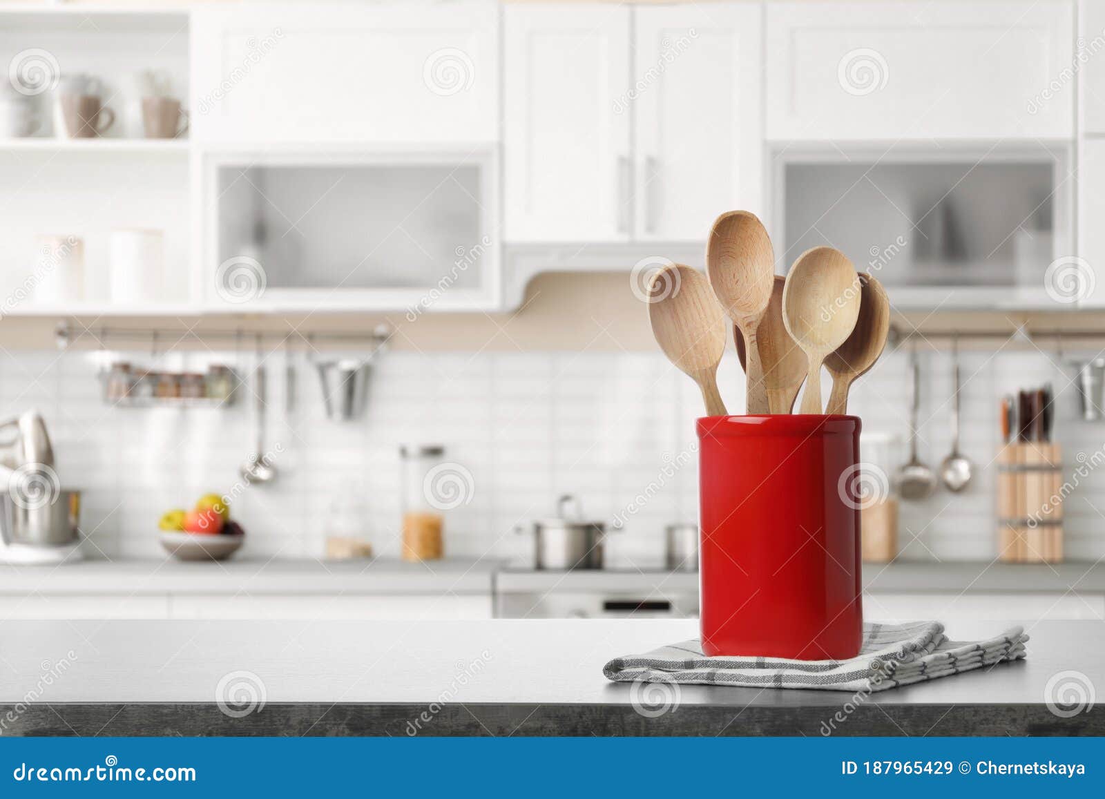 Soporte Con Cucharas Y Toalla Sobre La Mesa En La Cocina. Espacio