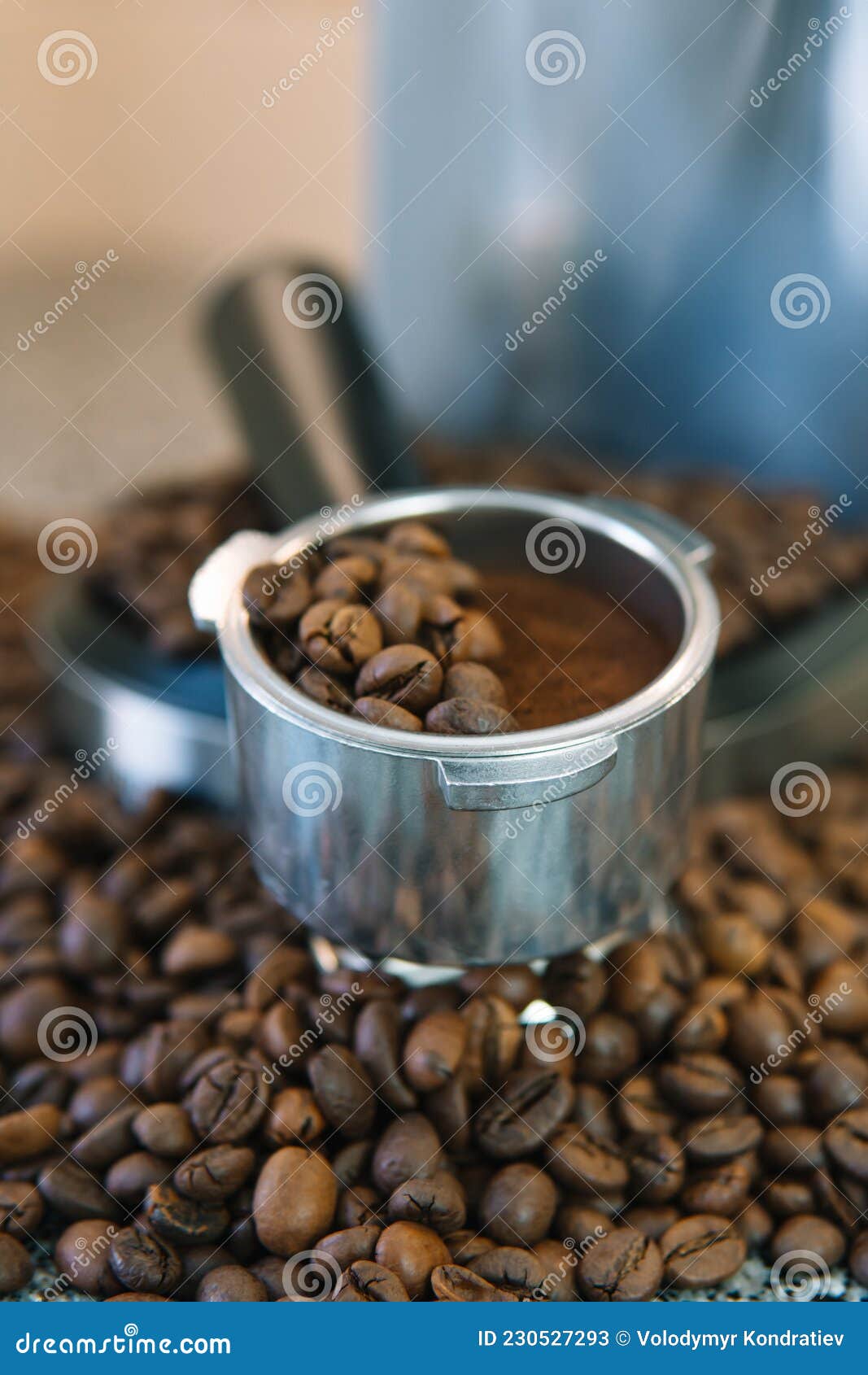 Soporte De Filtro Cafetera Espresso Con Granos De Café. En La Mitad Están  Los Granos Enteros Y En La Otra Mitad El Suelo Imagen de archivo - Imagen  de bayoneta, barra: 230527293