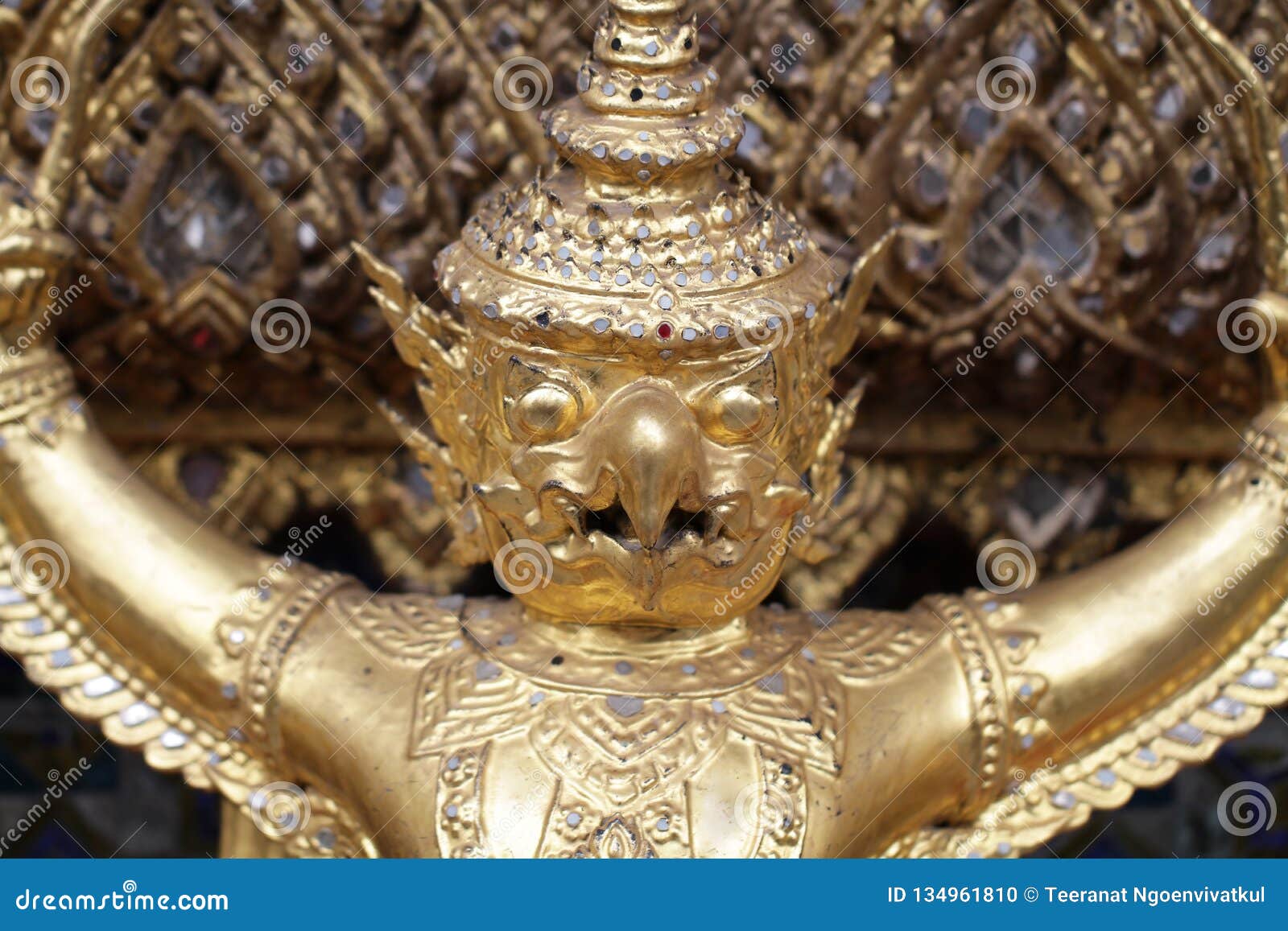 Soporte De Oro De La Estatua De Garuda Alrededor, El Símbolo De Bronce Del  Gobierno Tailandés, águila Antigua Gigante Del Oro Con Foto de archivo -  Imagen de partido, humano: 134961810
