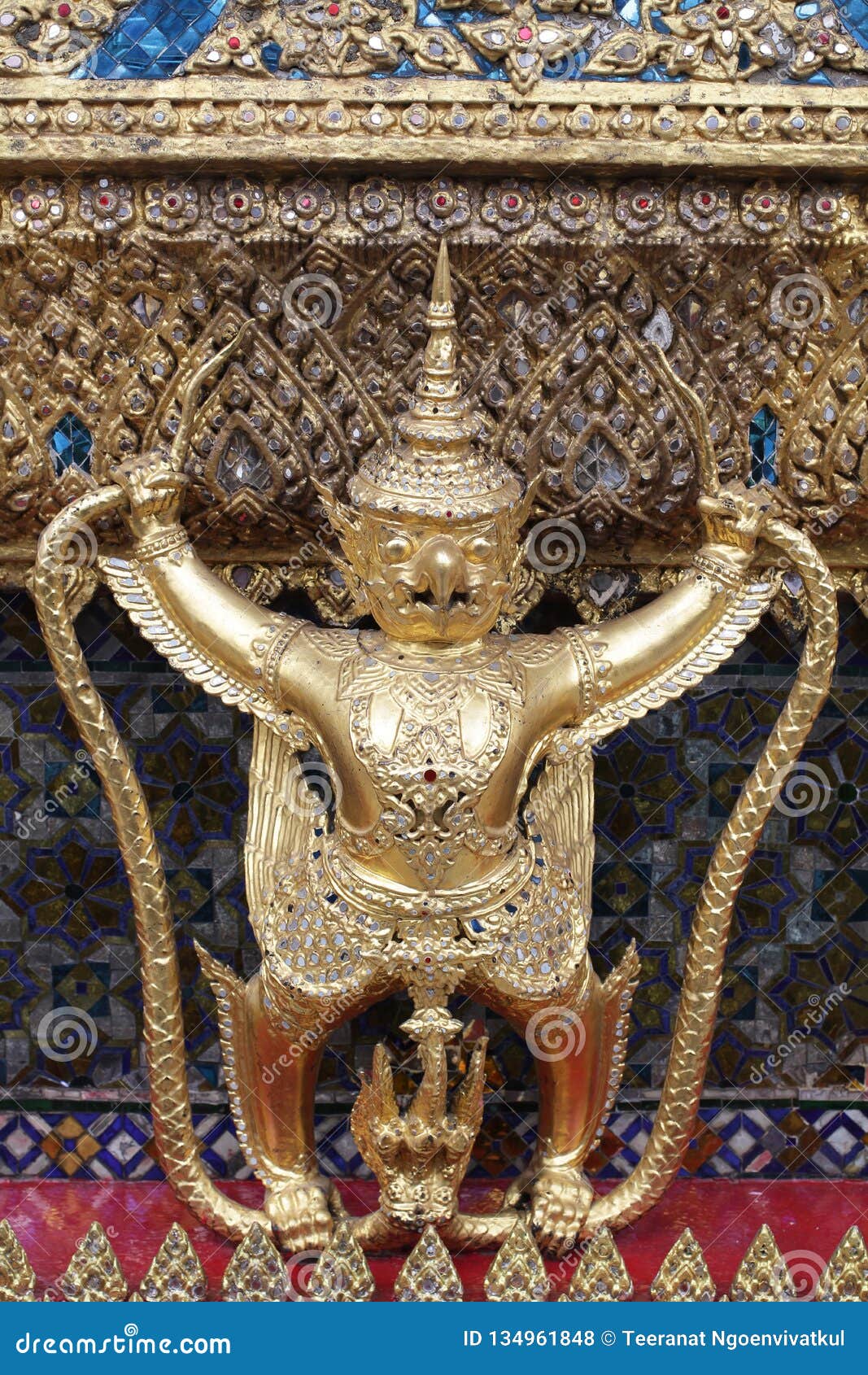 Soporte De Oro De La Estatua De Garuda Alrededor, El Símbolo De Bronce Del  Gobierno Tailandés, águila Antigua Gigante Del Oro Con Foto de archivo -  Imagen de fondos, budismo: 134961848