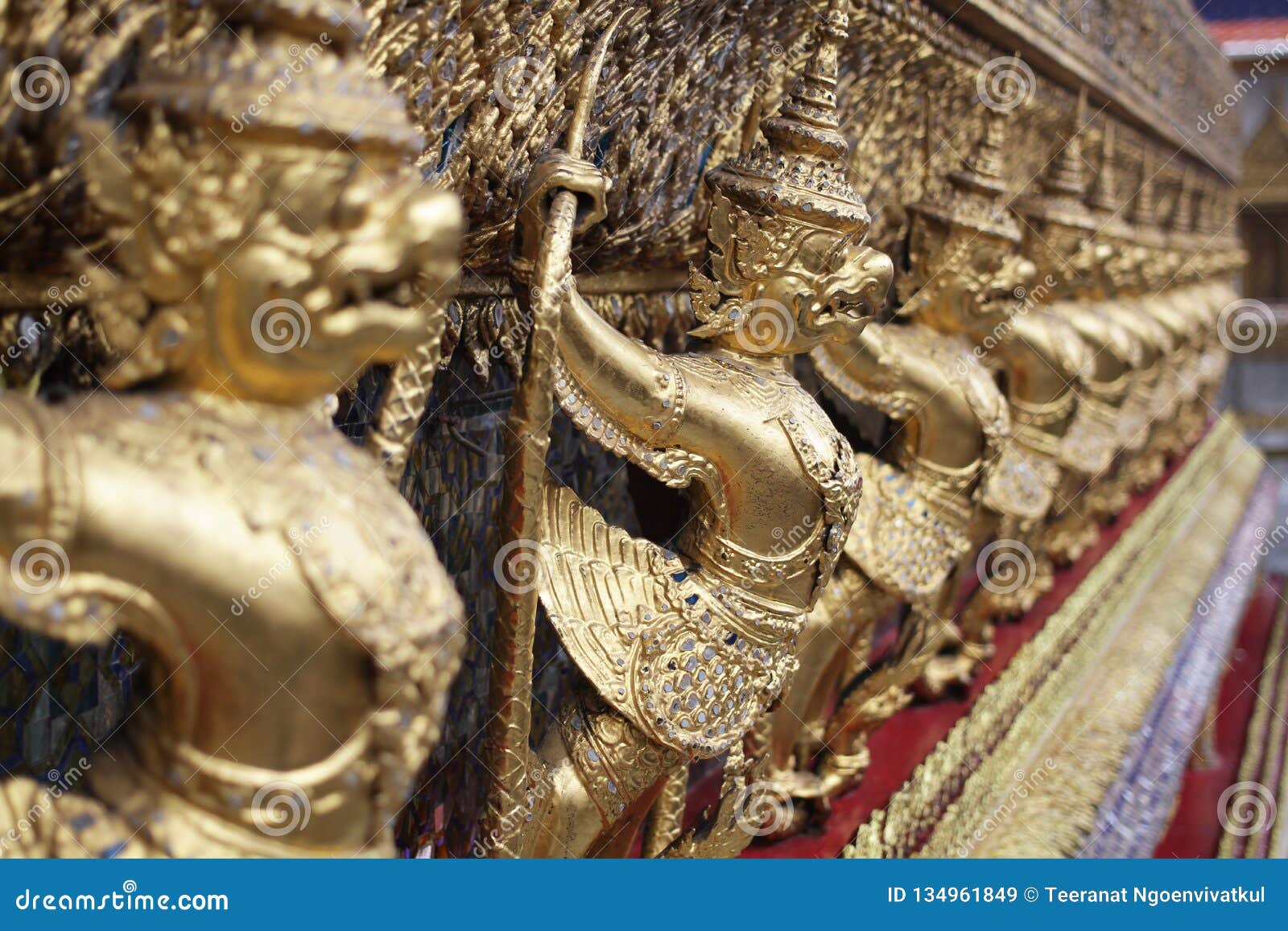 Soporte De Oro De La Estatua De Garuda Alrededor, El Símbolo De Bronce Del  Gobierno Tailandés, águila Antigua Gigante Del Oro Con Imagen de archivo -  Imagen de real, gigante: 134961849