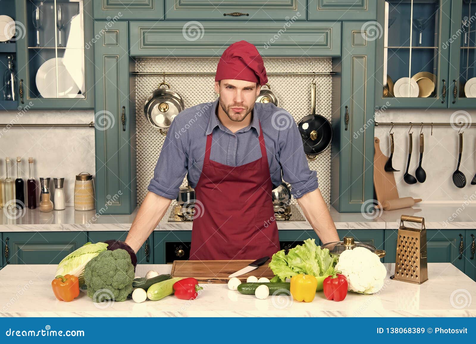 Hombre con delantal y sombrero de chef cocinando comida en la