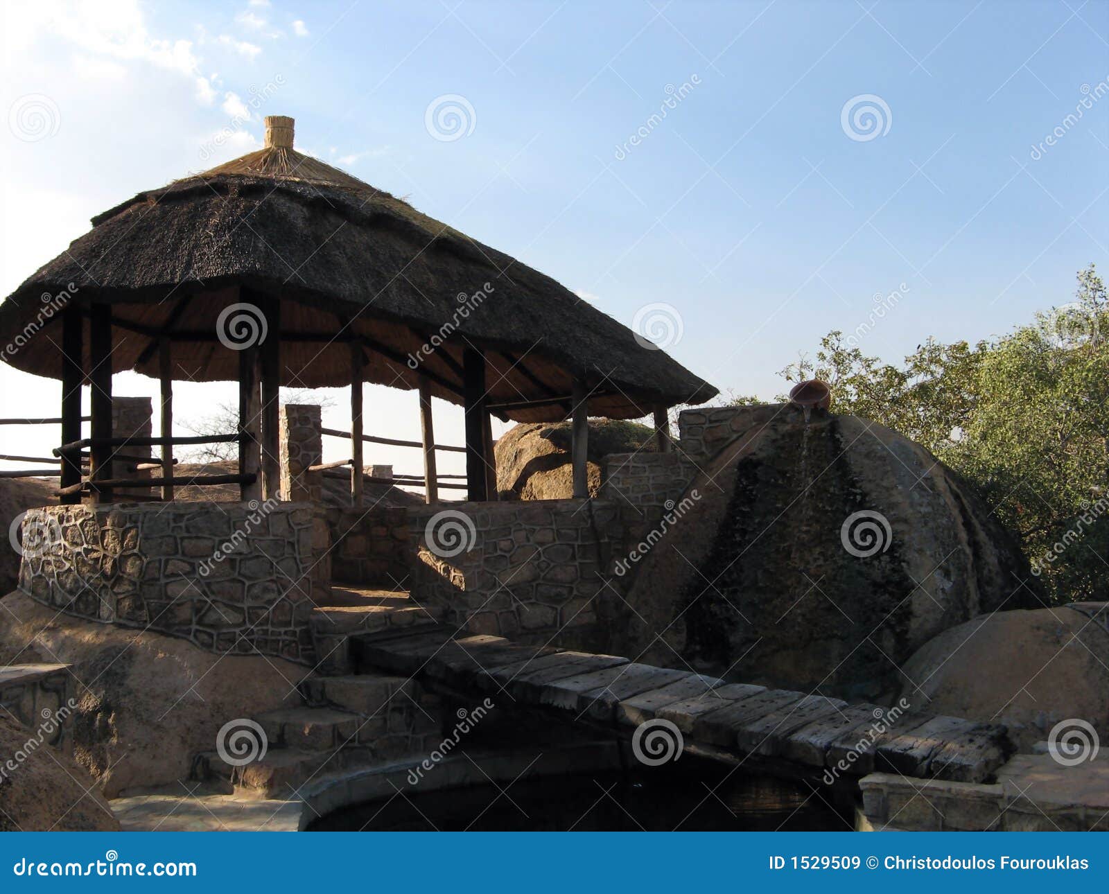 Sopra il ponticello. Una capanna e una fontana a Harare, Zimbabwe