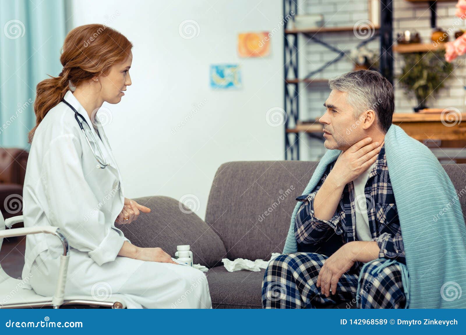 Понравился пациент. Человек нервничает и трогает шею. Женщина врач без лица щупает шейный отдел позвоночника пациента фото.