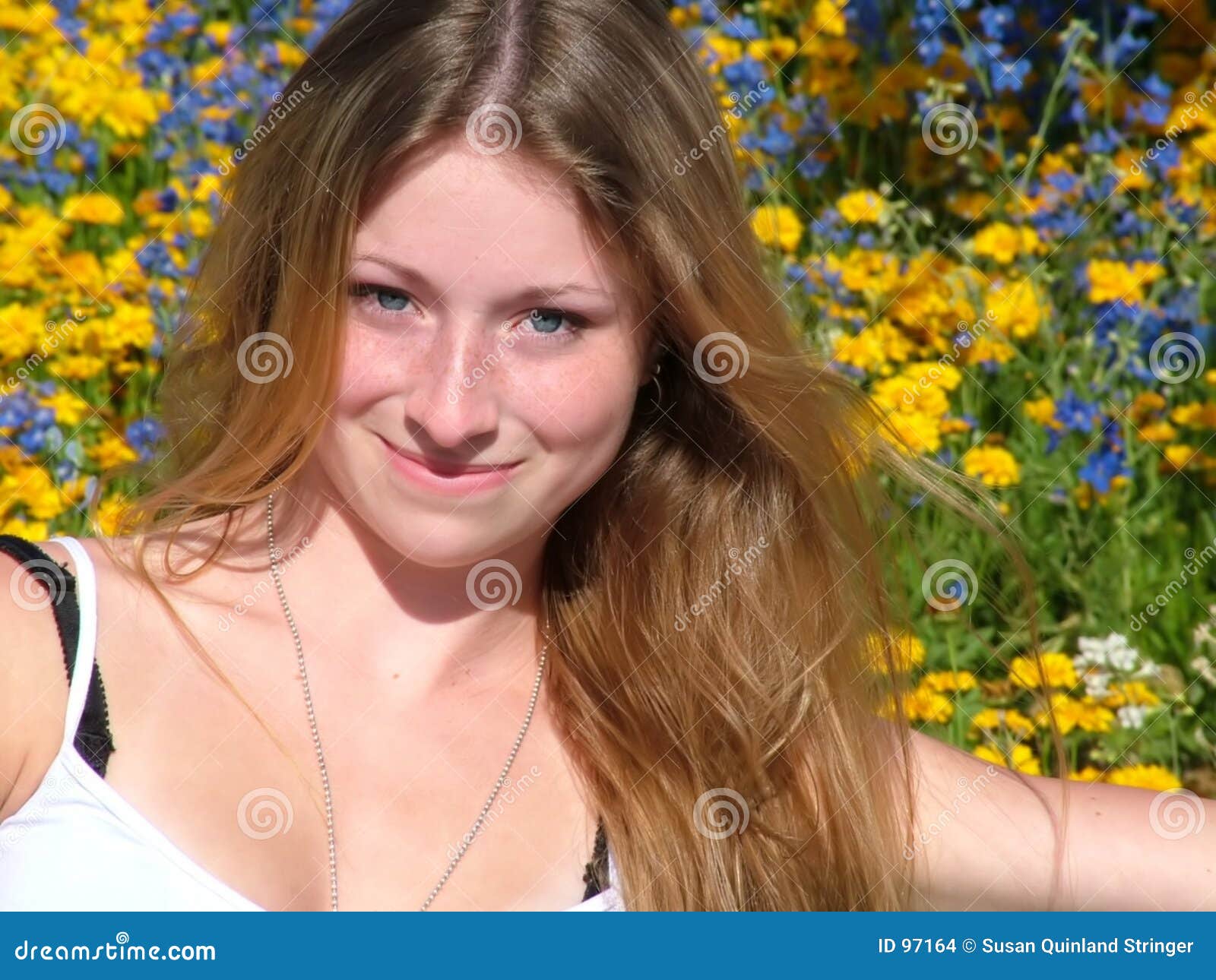 Sorgente teenager. Ragazza teenager con capelli lunghi con i fiori