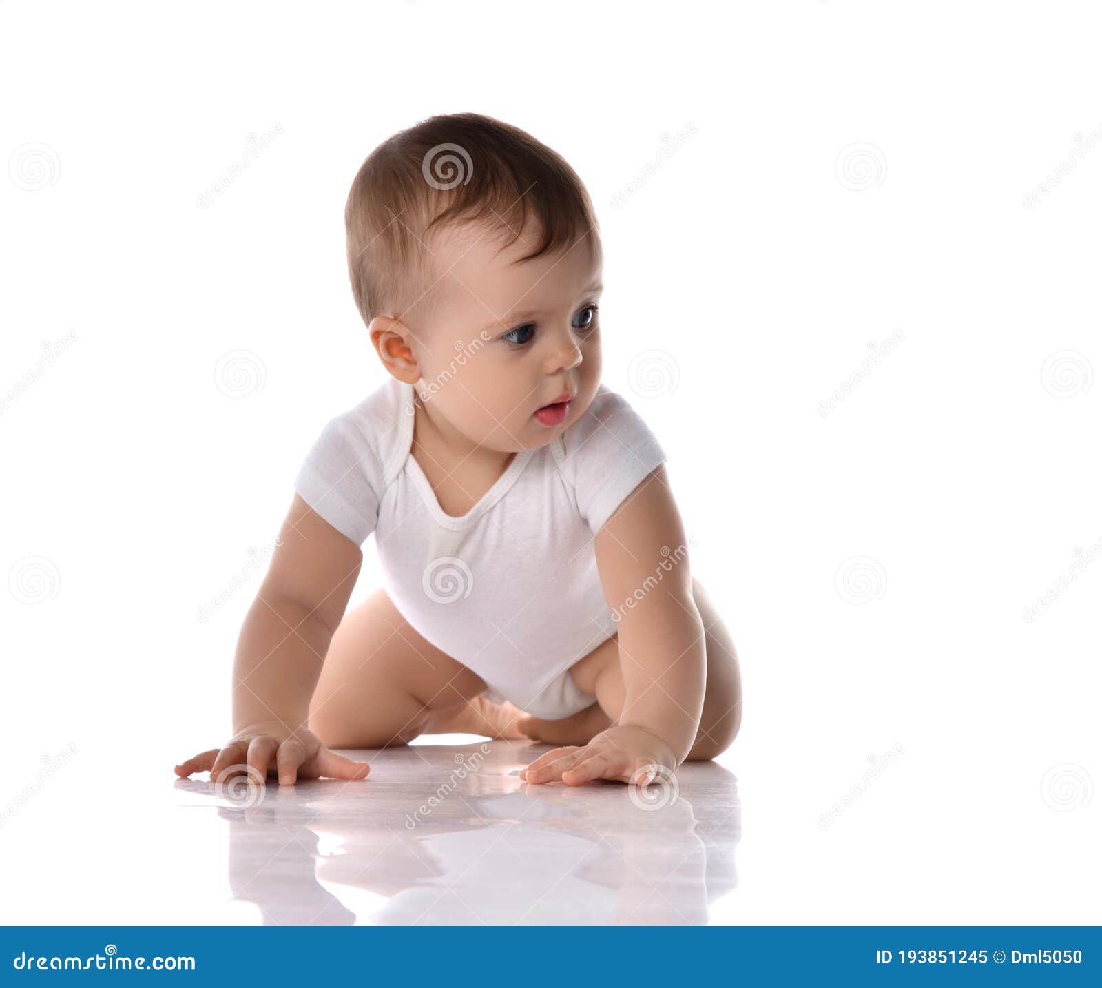 Sorprendido Bebe Bebe Bebe Con Traje Corporal Blanco Esta Arrastrandose En Todas Las Cuatro Miradas Al Lado Del Espacio De Copia Imagen De Archivo Imagen De Muchacho Hermoso Sorprendido Bebe Bebe Bebe Con Traje Corporal Blanco Esta Arrastrandose En Todas Las Cuatro Miradas Al Lado Del Espacio De Copia Imagen De Archivo Imagen De Muchacho Hermoso
