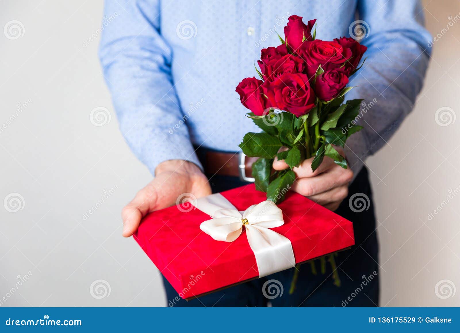 Celebre el día de san valentín regalos románticos e ideas de regalos de san  valentín hombre guapo y elegante está sosteniendo bo