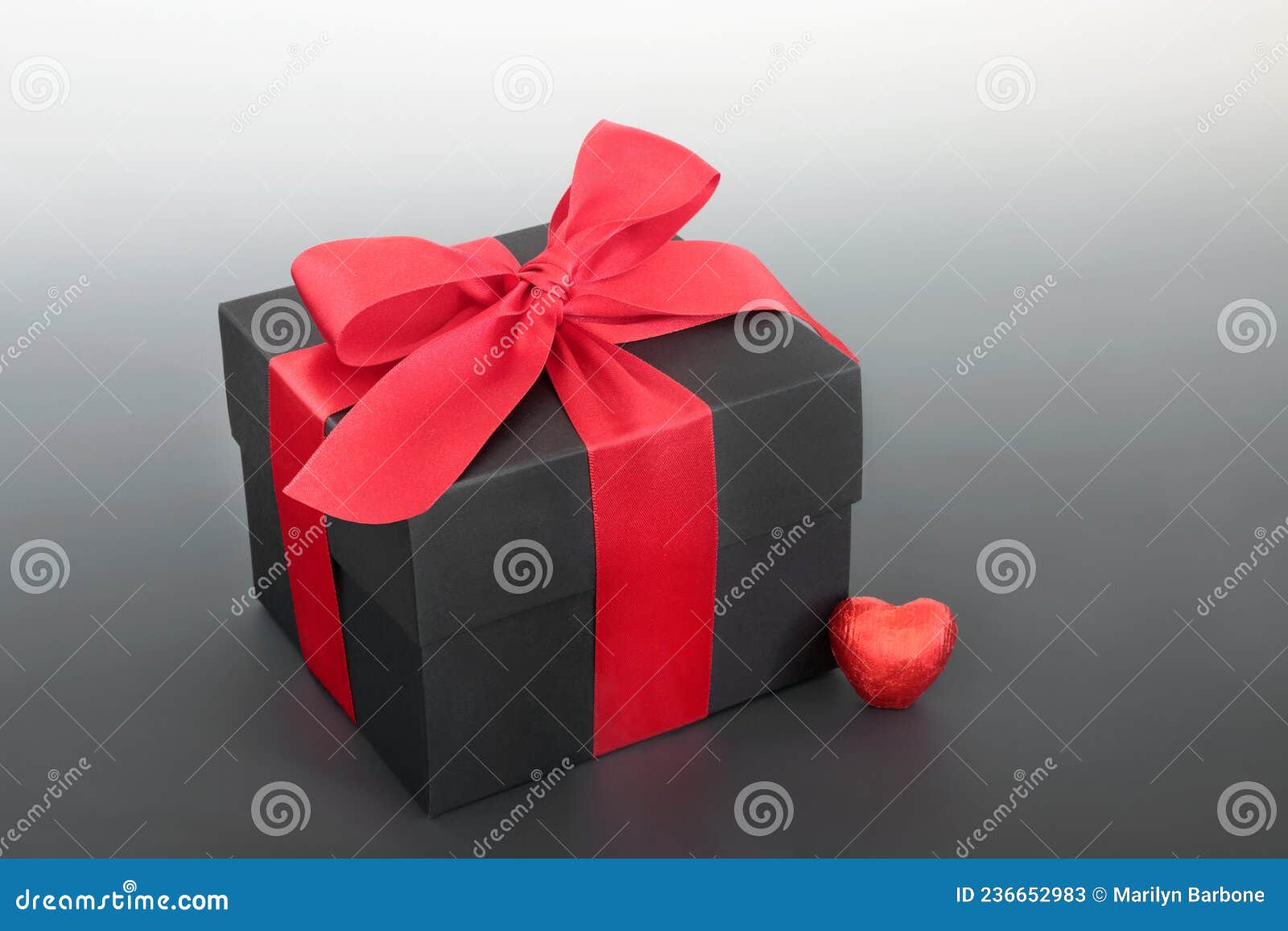 Caja de regalo para el día de San Valentín, hombre irreconocible regalando  un corazón rojo, sorpresa romántica, posando aislado, Grabaciones de stock  Incluyendo: hombre y día de san valentín - Envato Elements