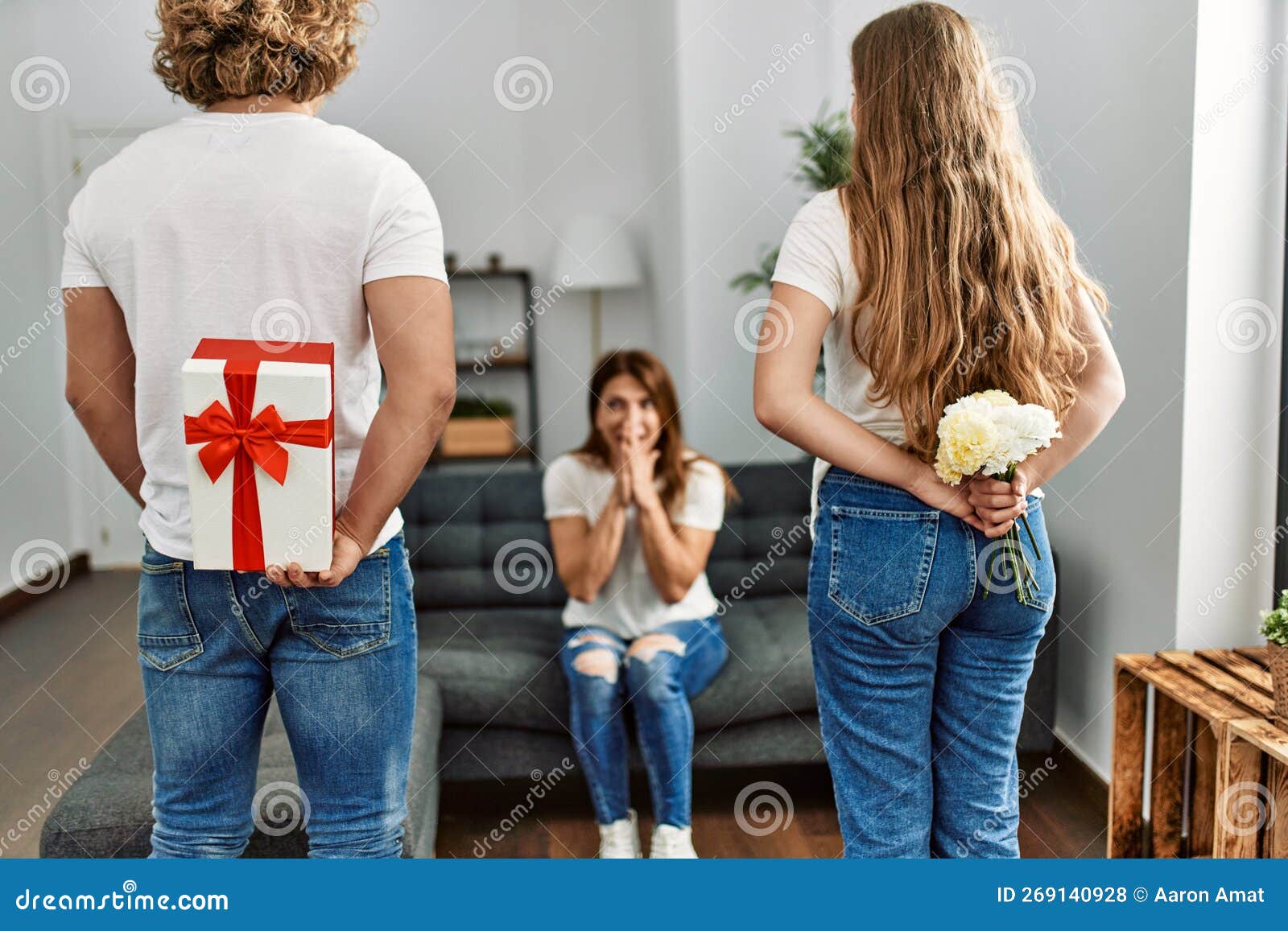 Sorpresa De Madre Y Pareja Con Regalo De Cumpleaños Y Flores En Casa Foto  de archivo - Imagen de conjunto, persona: 269140928