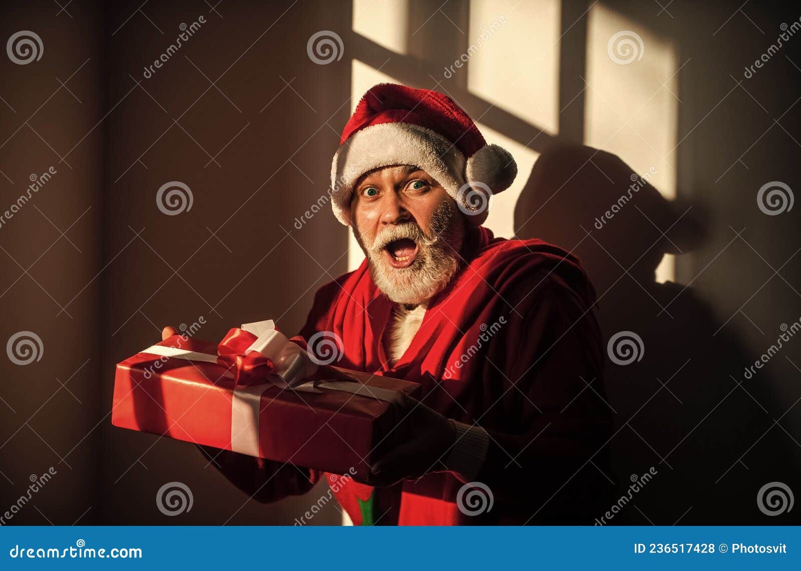 Sorpresa Inesperada. Santa Claus Con Barba Blanca. Hombre En Santa Que  Prepara Regalo De Navidad. La Mañana Antes De Navidad Foto de archivo -  Imagen de santa, compras: 236517428