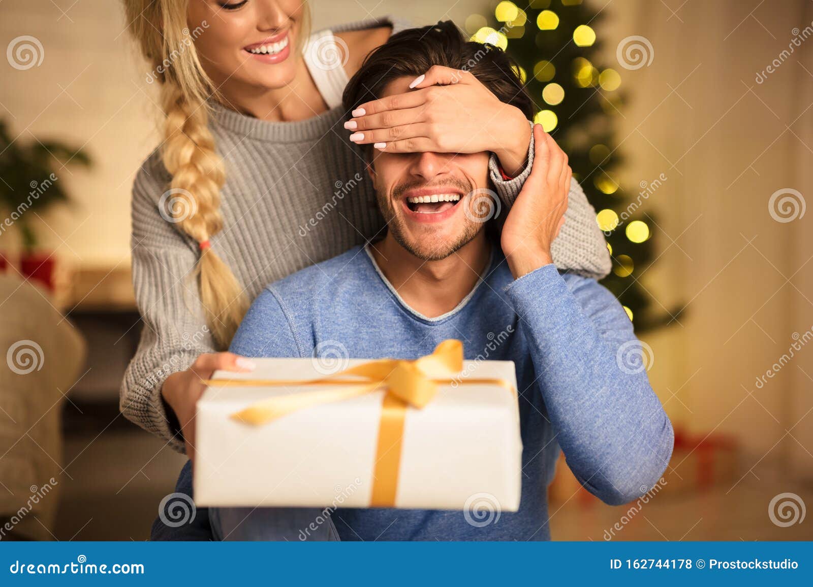 Sorpresa! Moglie Che Consegna Il Regalo Di Natale Al Marito Fotografia  Stock - Immagine di amore, fidanzata: 162744178