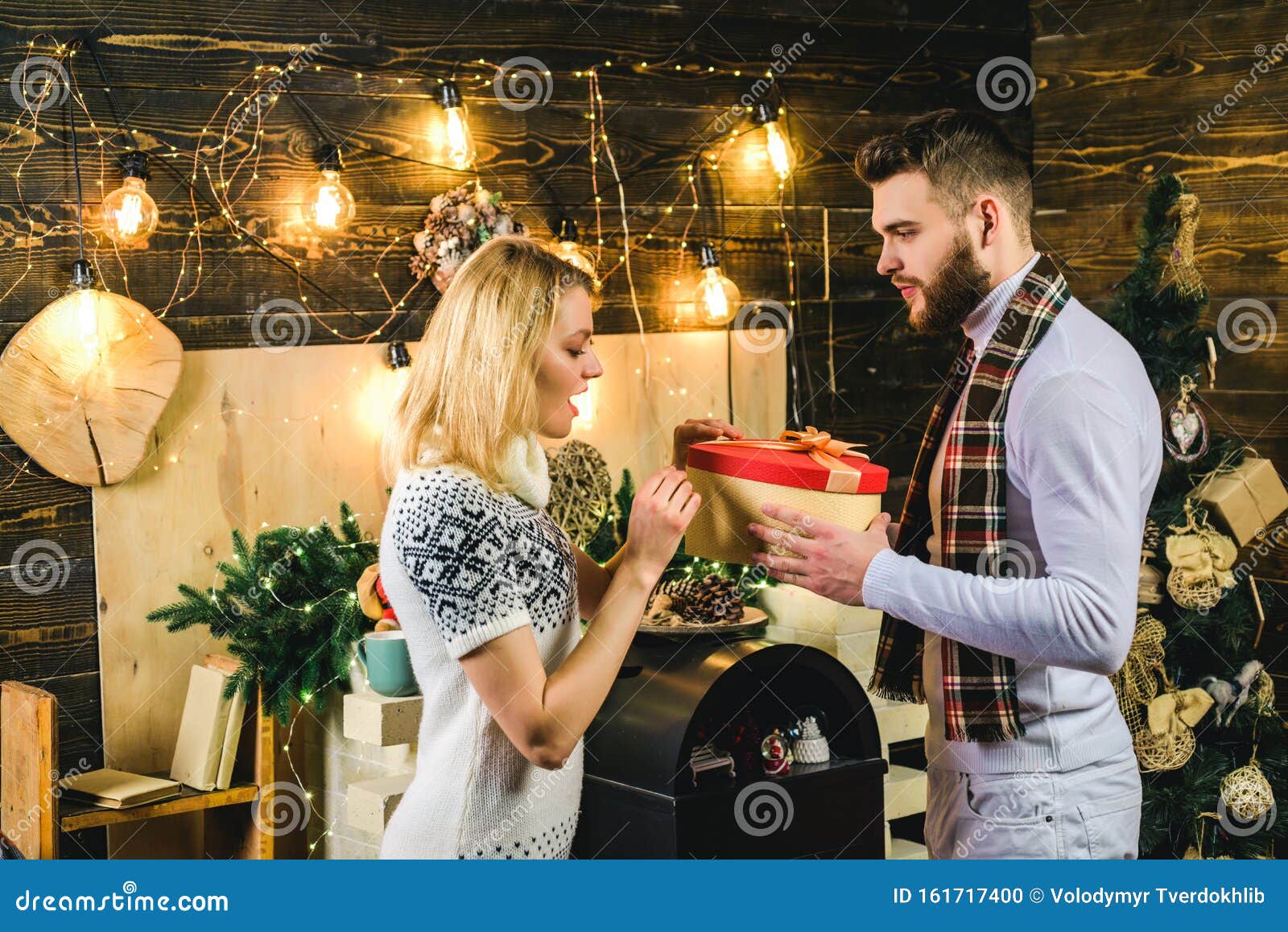 Sorpresa Por Amor Hora De Navidad Concepto De Tarjeta De Regalo Feliz Pareja Familiar Año Nuevo Intercambio De Parejas En El Amor Foto de archivo - Imagen de familia, marido: 161717400 Sorpresa Por Amor Hora De Navidad Concepto De Tarjeta De Regalo Feliz Pareja Familiar Año Nuevo Intercambio De Parejas En El Amor Foto de archivo - Imagen de familia, marido: 161717400