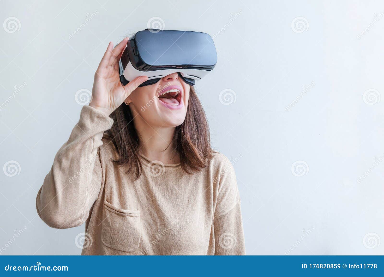 Rapariga Atraente Jogando Jogo Vídeo Com Papelão Virtual Realidade