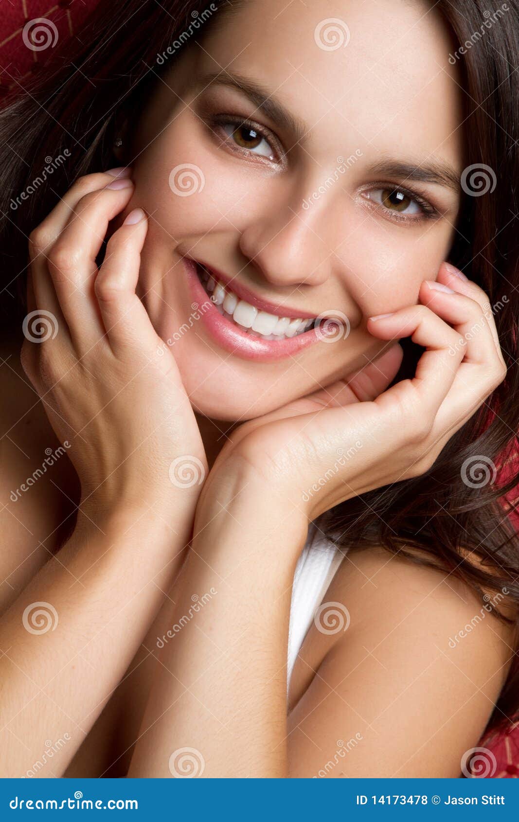 Sorridere della ragazza del Brunette. Sorridere teenager della ragazza del giovane brunette