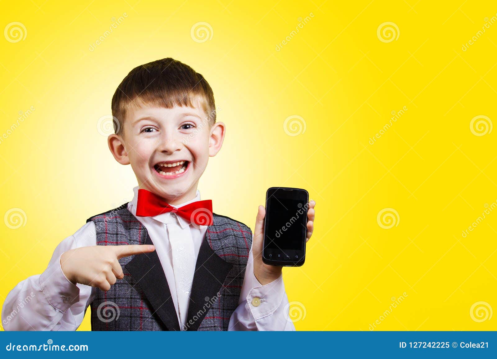 As Crianças Estão Sorrindo Olhando Para a Tela Do Telefone Celular