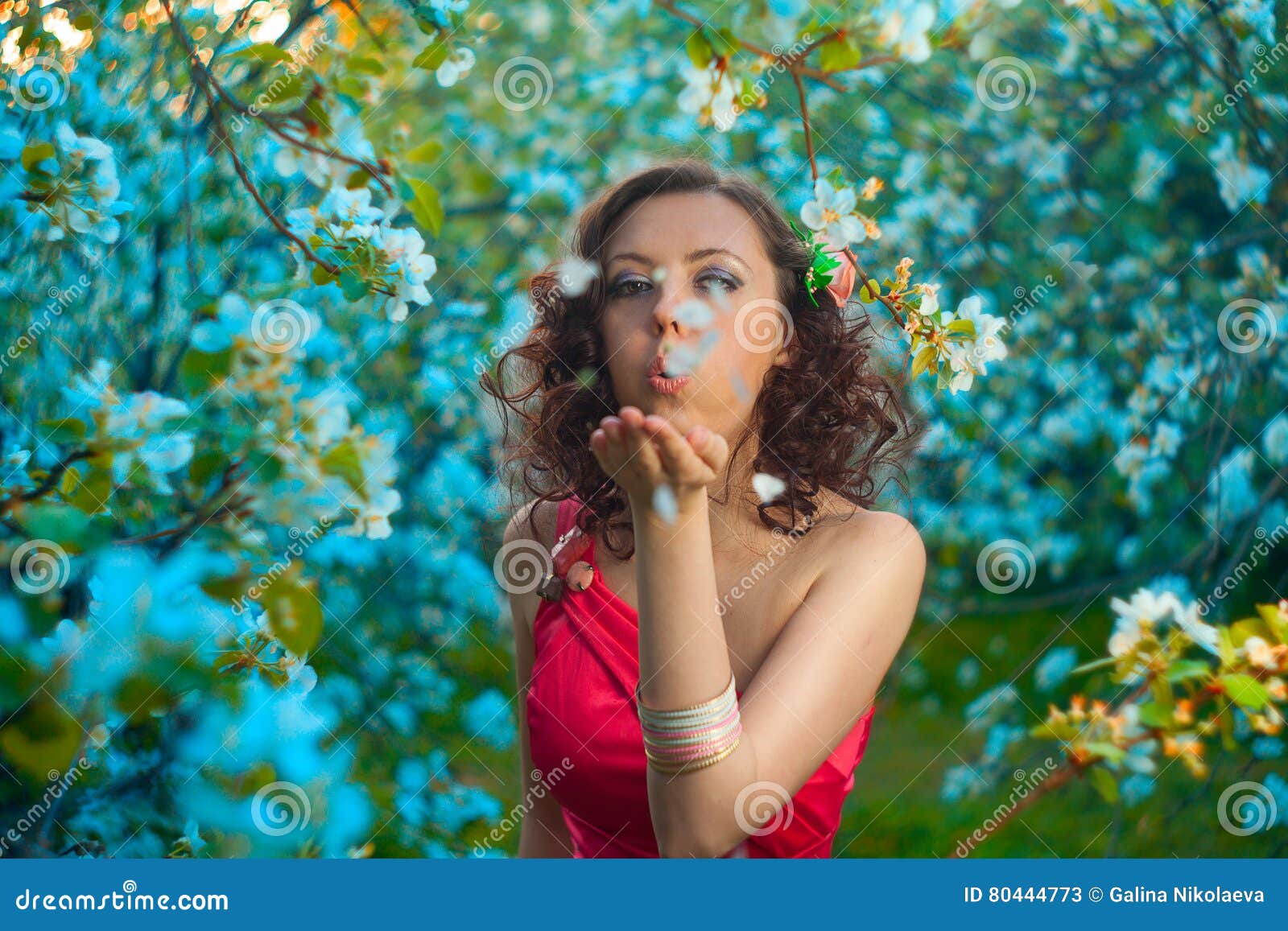 Sorrisi Della Donna E Felice Immagine Stock Immagine Di Sorrisi Sorriso