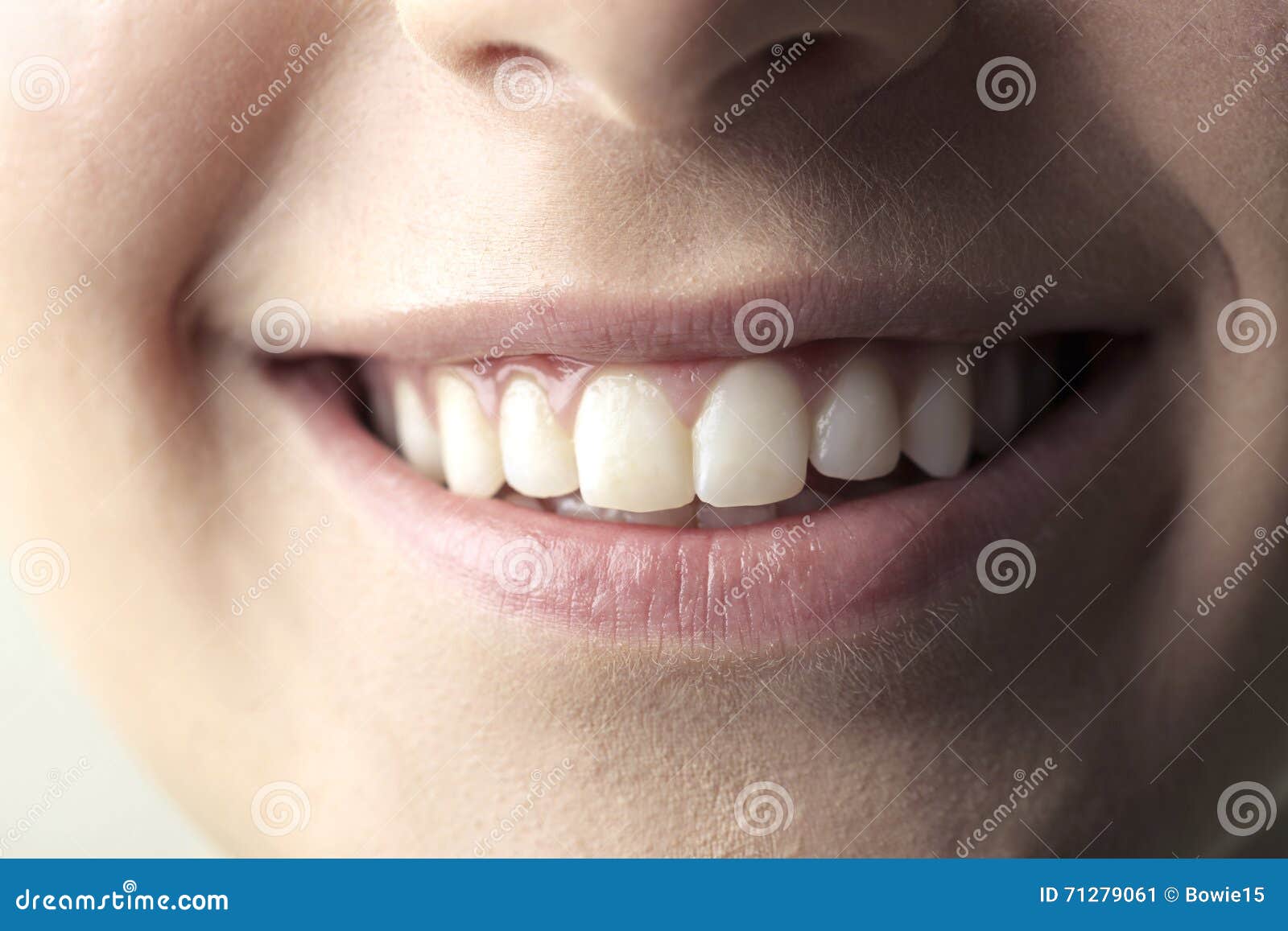 Ideia do close-up de um sorriso bonito