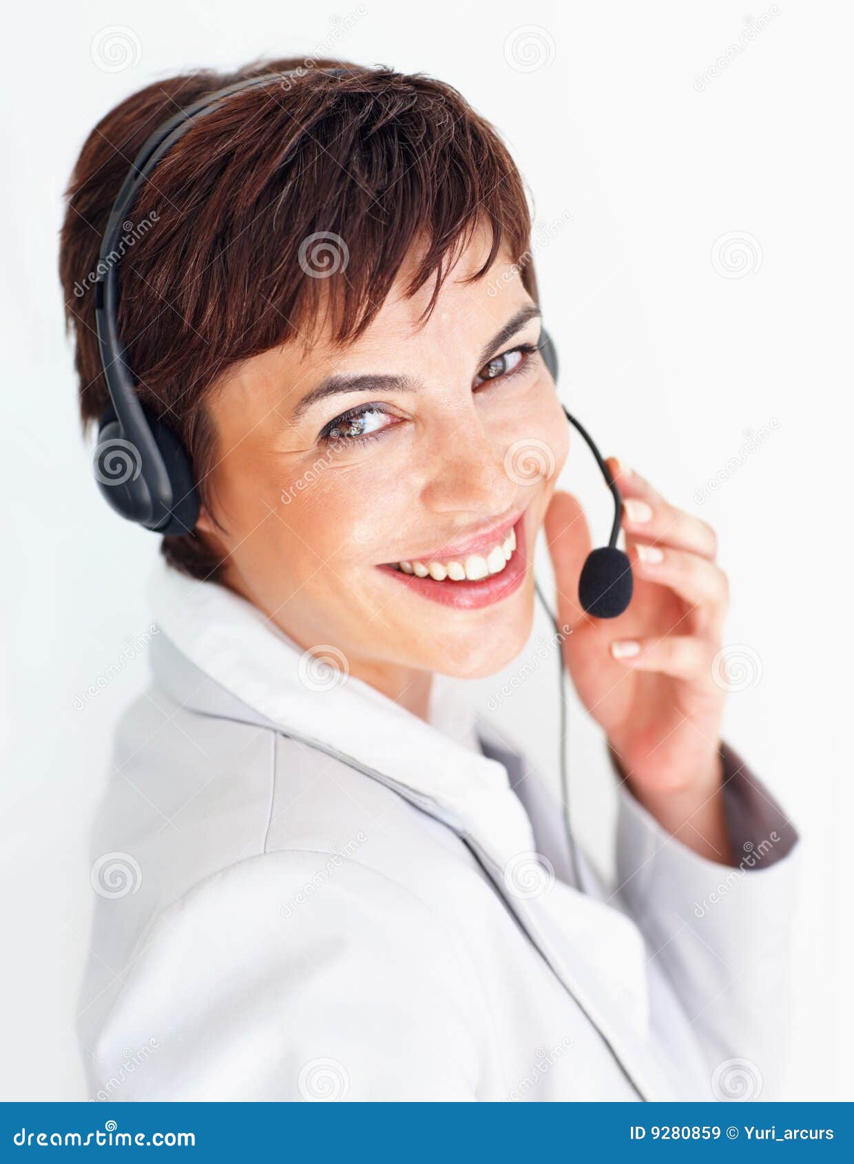 Sorriso executivo do cuidado do cliente. Representante do cliente com auriculares que sorri durante uma comunicação