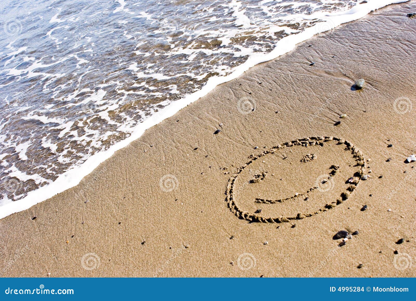 Jogo Engraçado Da Menina Enterrado Em óculos De Sol De Sorriso Da Areia Da  Praia Foto de Stock - Imagem de sunglasses, ensolarado: 35454010