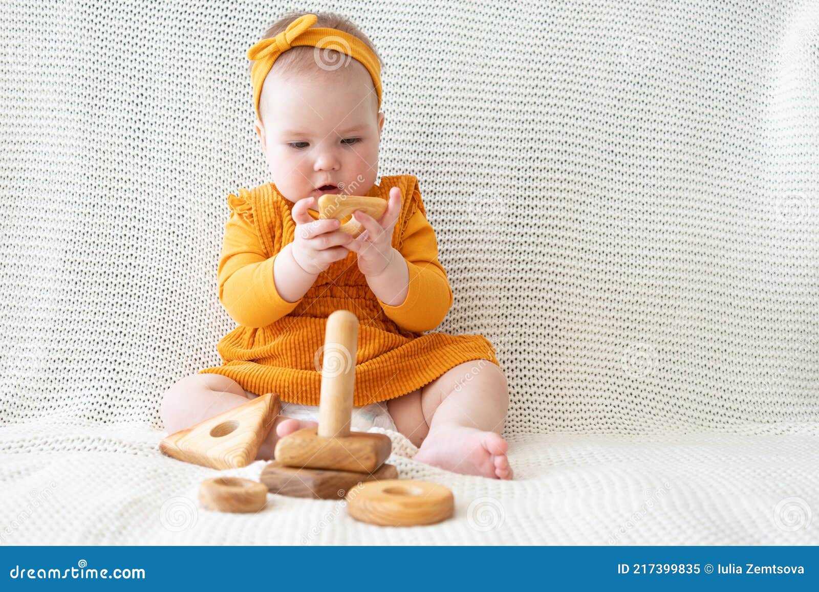 Sortie Petite Fille Joue Avec Pyramide Jouet En Bois Assis Sur Le Canape Image Stock Image Du Creativite Reconnaissant Sortie Petite Fille Joue Avec Pyramide Jouet En Bois Assis Sur Le Canape Image Stock Image Du Creativite Reconnaissant