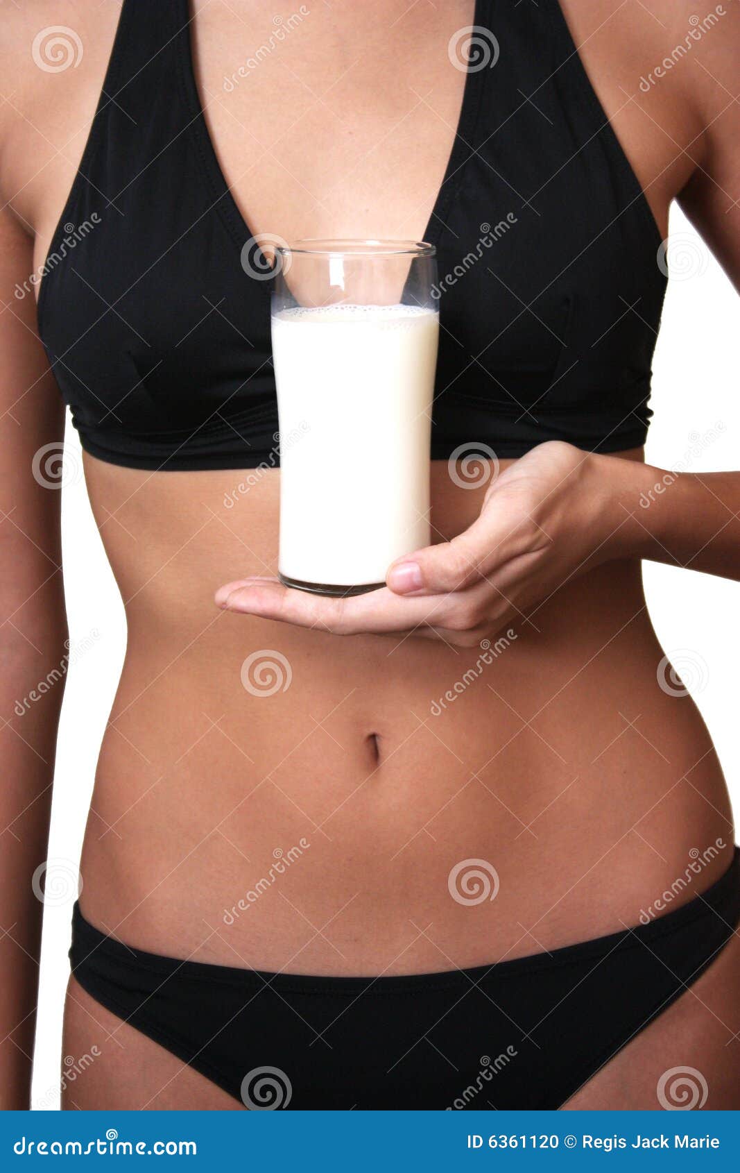 Sostener un vidrio de leche. Mujer que sostiene un vidrio de leche fresca