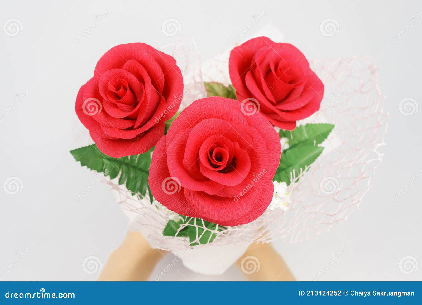 Sosteniendo Un Ramo De Rosas De Papel Foto de archivo - Imagen de casado,  floral: 213424252