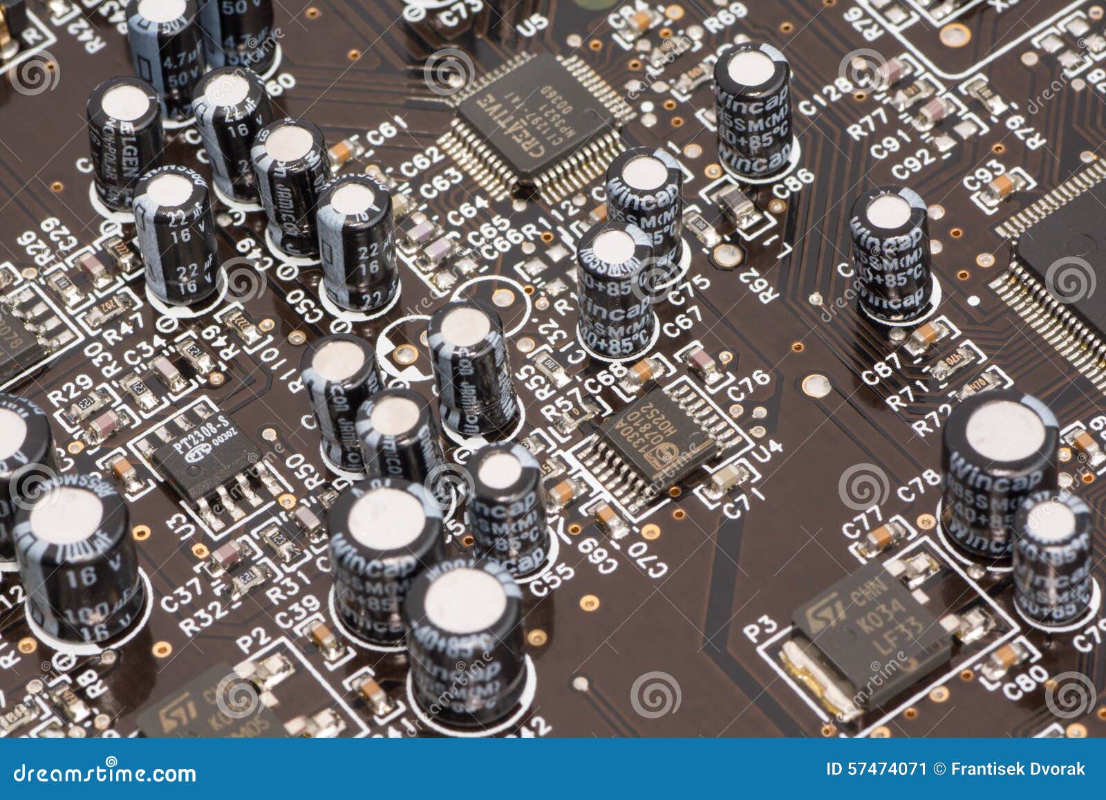 Sottosistema montato su un bordo di collegamenti stampato. Il sottosistema ha montato su un bordo di collegamenti stampato con i circuiti integrati, i condensatori elettrolitici, i condensatori di chip (smd), le resistenze del chip (smd) ed altre componenti