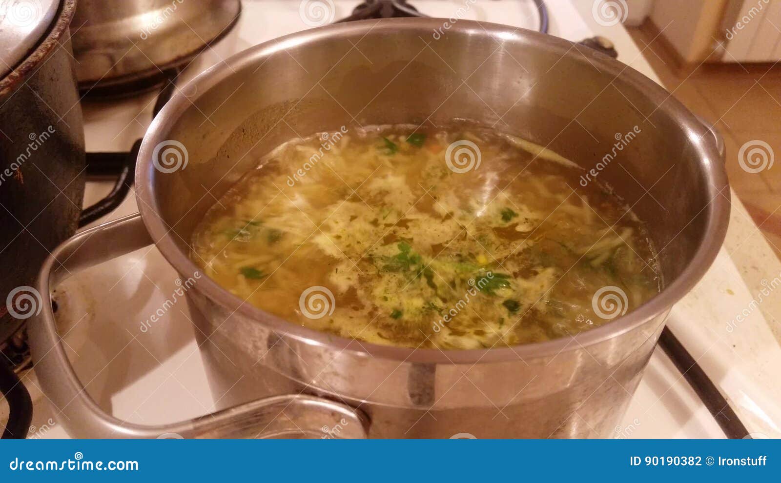 Суп кипит. Кипящий суп. Суп кипящий в кастрюле. Выкипевший суп. Выкипание супа из кастрюли.